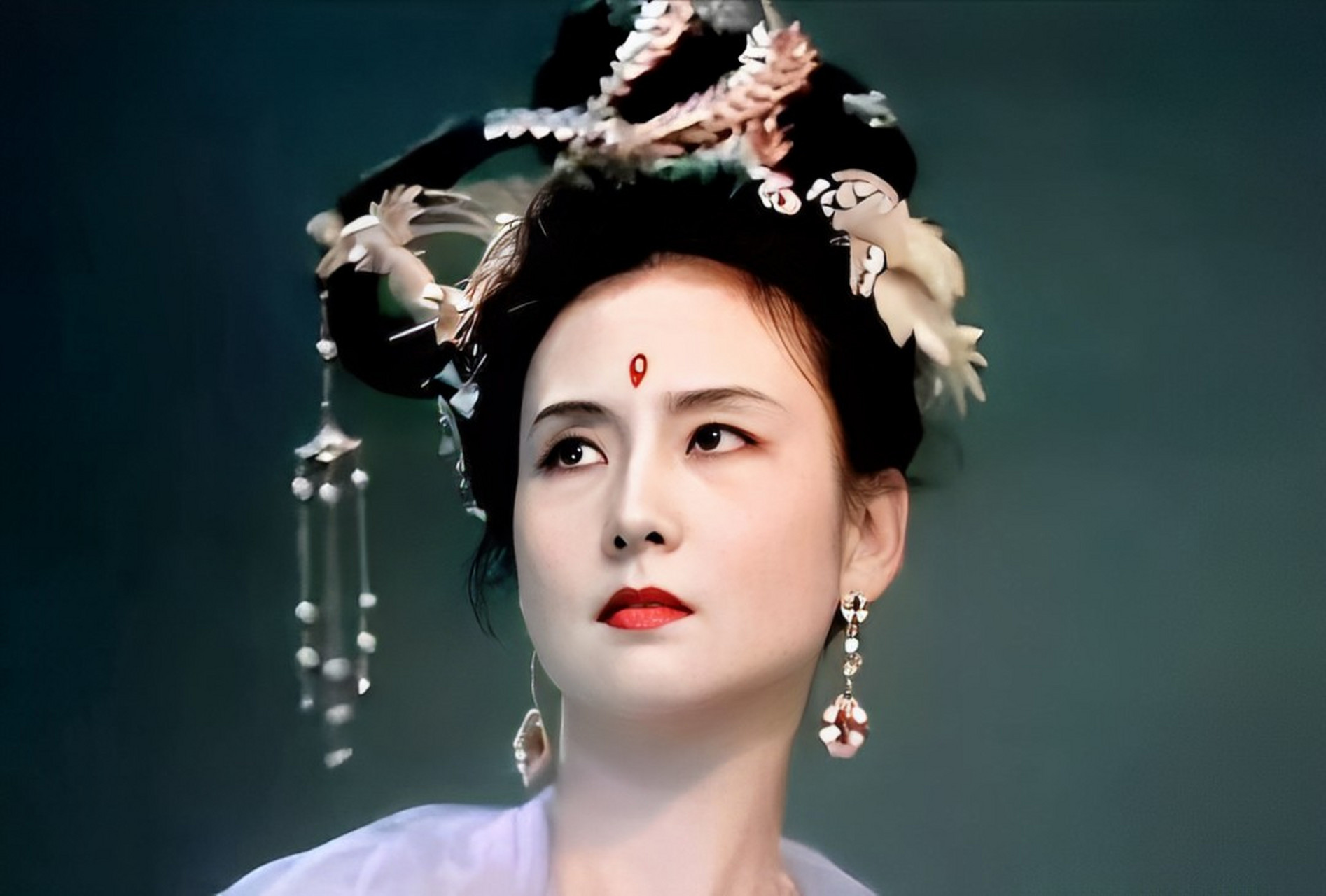 她是邱佩宁,很精致,巴掌大的鹅蛋脸,一双水汪汪的眼睛,樱桃小嘴,古典