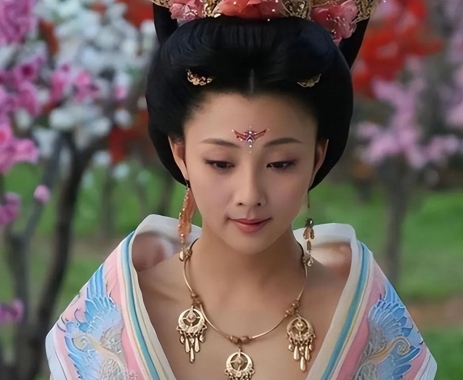 脸上有痣的女明星之殷桃  最早接触殷桃是在《武则天秘史》和《杨贵妃