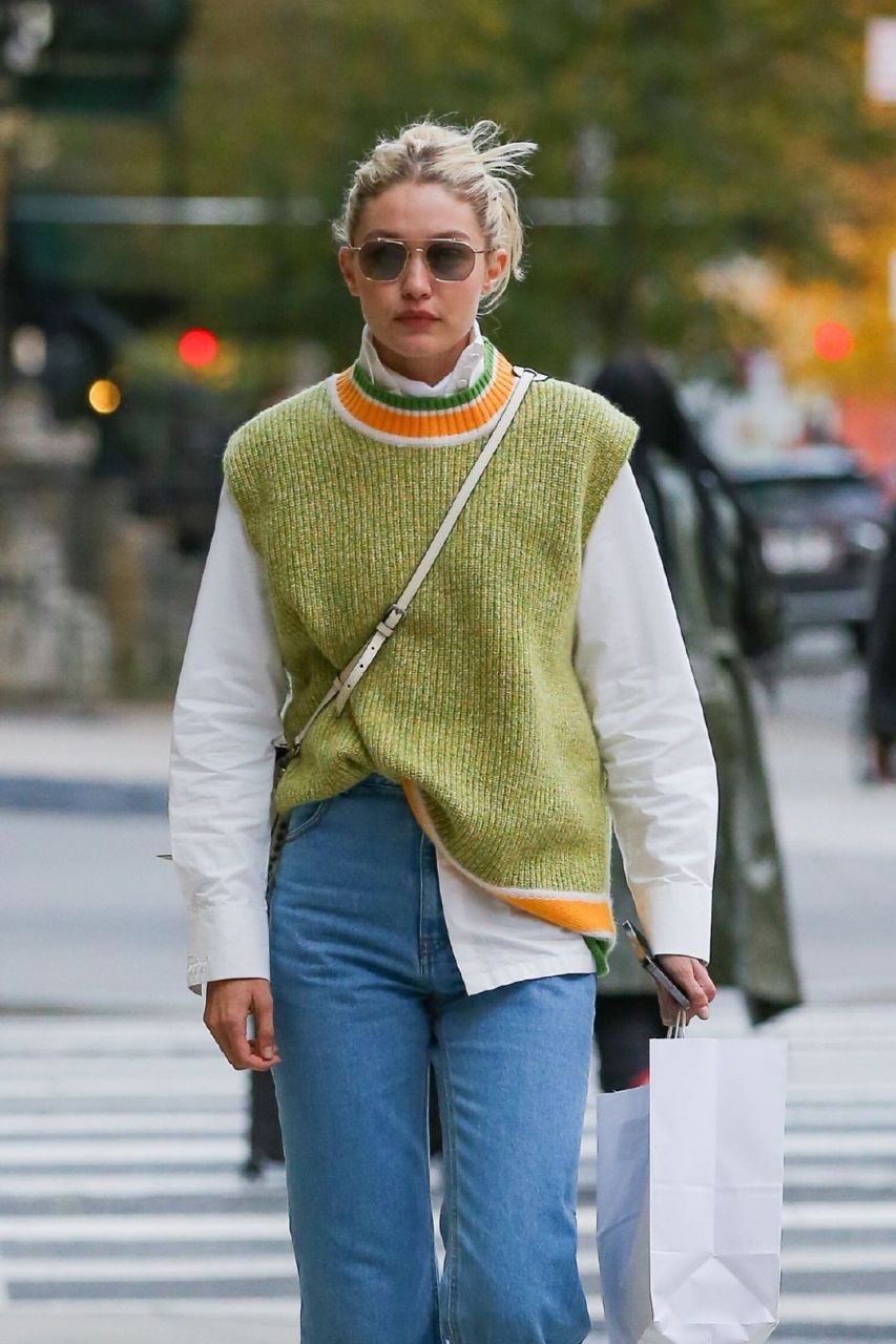 吉吉·哈迪德(gigi hadid)在纽约的日常逛街私服,绿色针织背心搭配