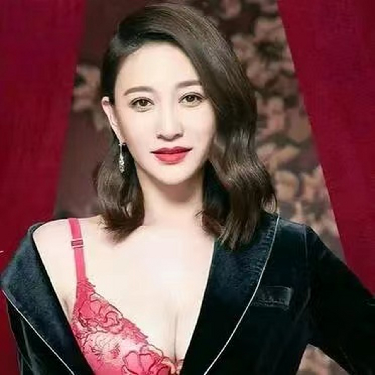 李小冉适合浓妆艳抹,大红唇看起来非常明艳有辨识度,长得漂亮就是女人