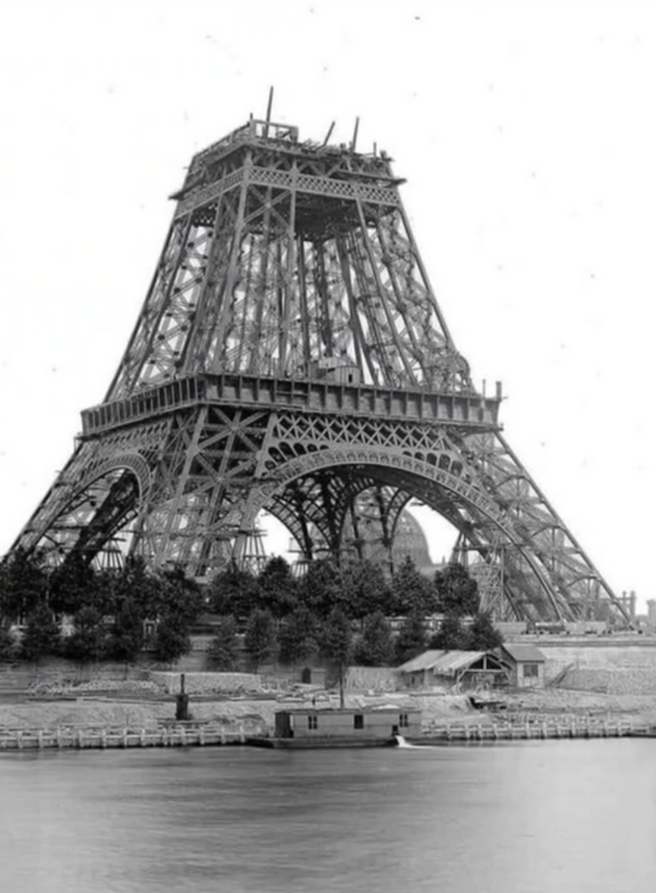 1887-1889年,建设中的埃菲尔铁塔.