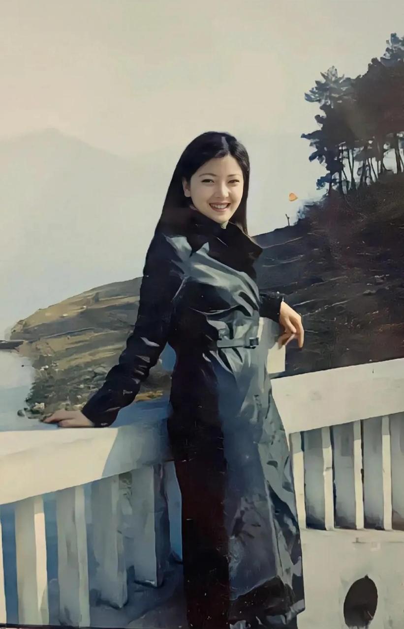 90年代,一个风华绝代,花容月貌的年轻美女外出旅游时拍的一张留影.