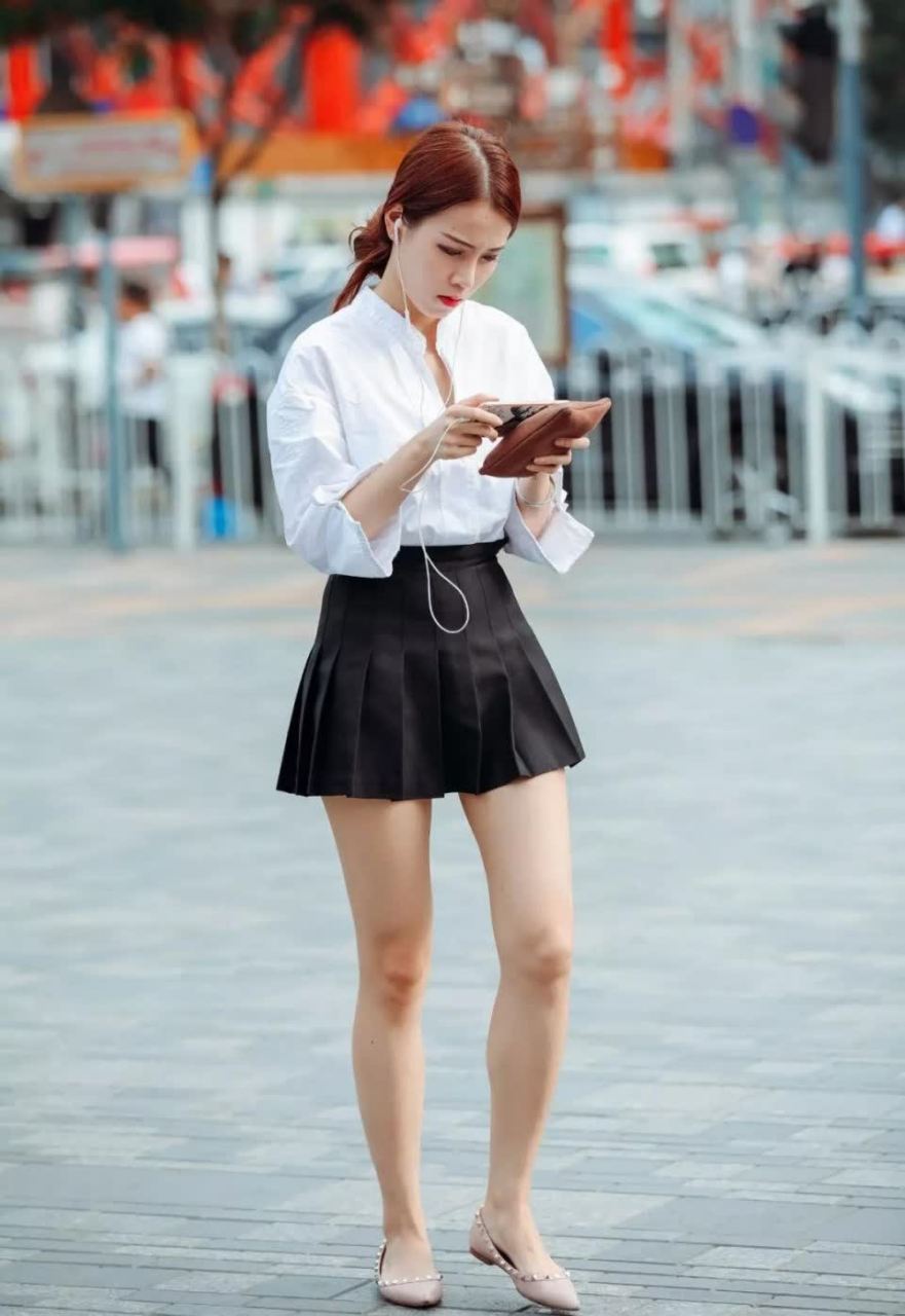 街拍:白色衬衣搭黑色短裙的性感美妇,好匀称性感的长腿真少见!