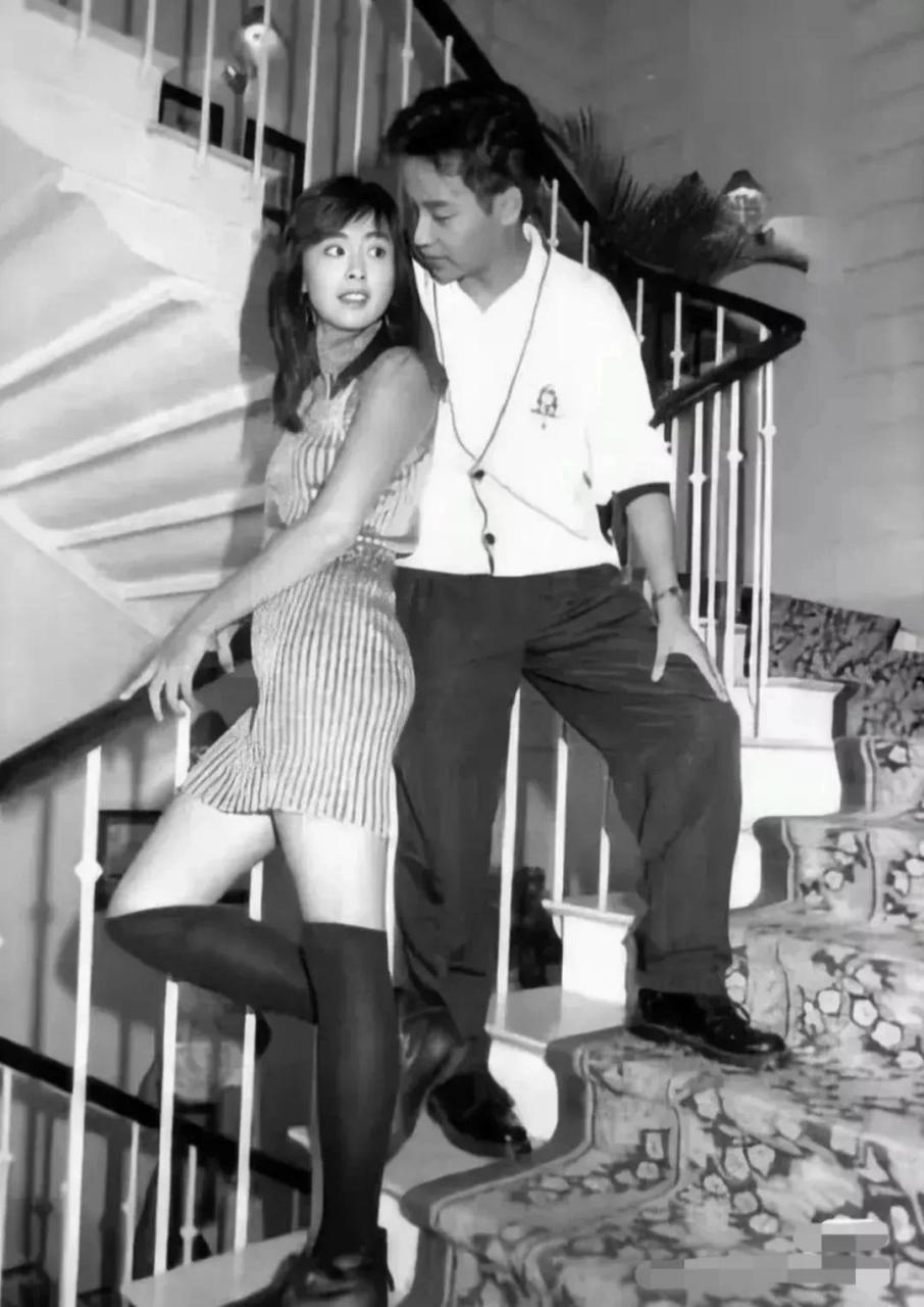 在年轻时,张国荣和王祖贤合影的照片给人留下了深刻的印象.