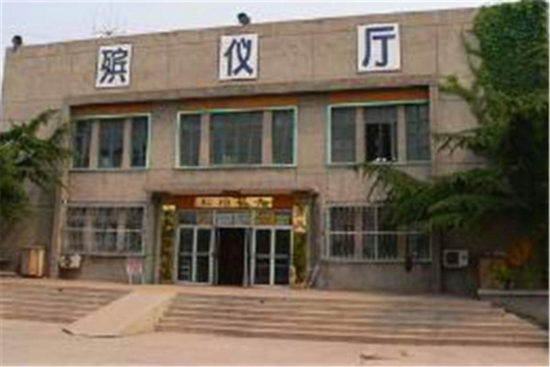 火葬场门口有一对联可谓千古绝对,上联:"早来晚来早晚都来",下联很