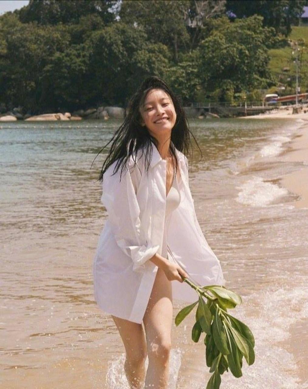 穿白衬衫搭深v泳衣秀事业线,气质太无敌~ 倪妮早前这一组海边随拍照