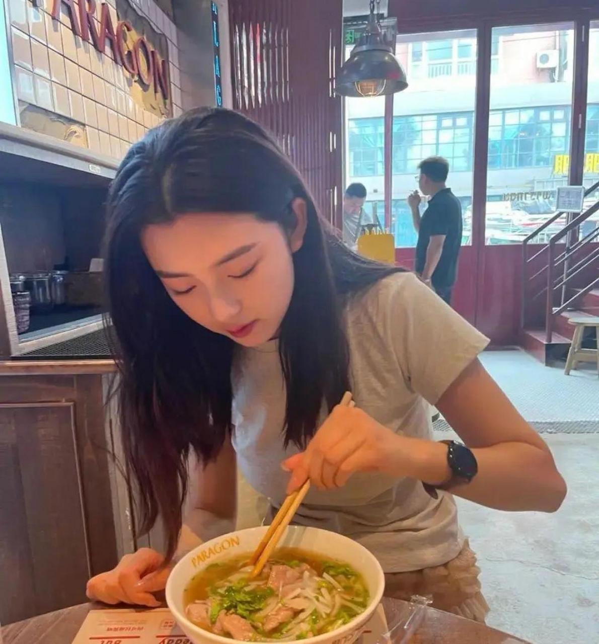 网友:找了个用左手吃饭的女朋友,她应该很聪明吧?[嘻嘻][嘻嘻]