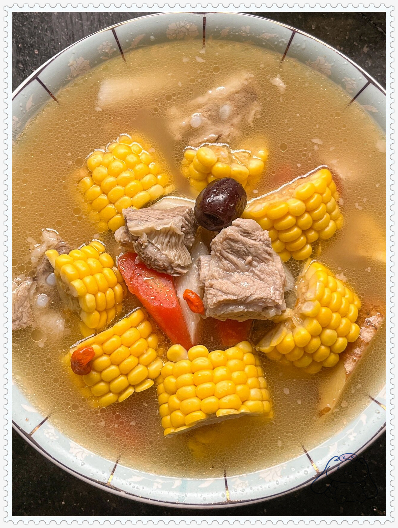 准备的食材有:一斤排骨,约250克的水果玉米,2个胡萝卜