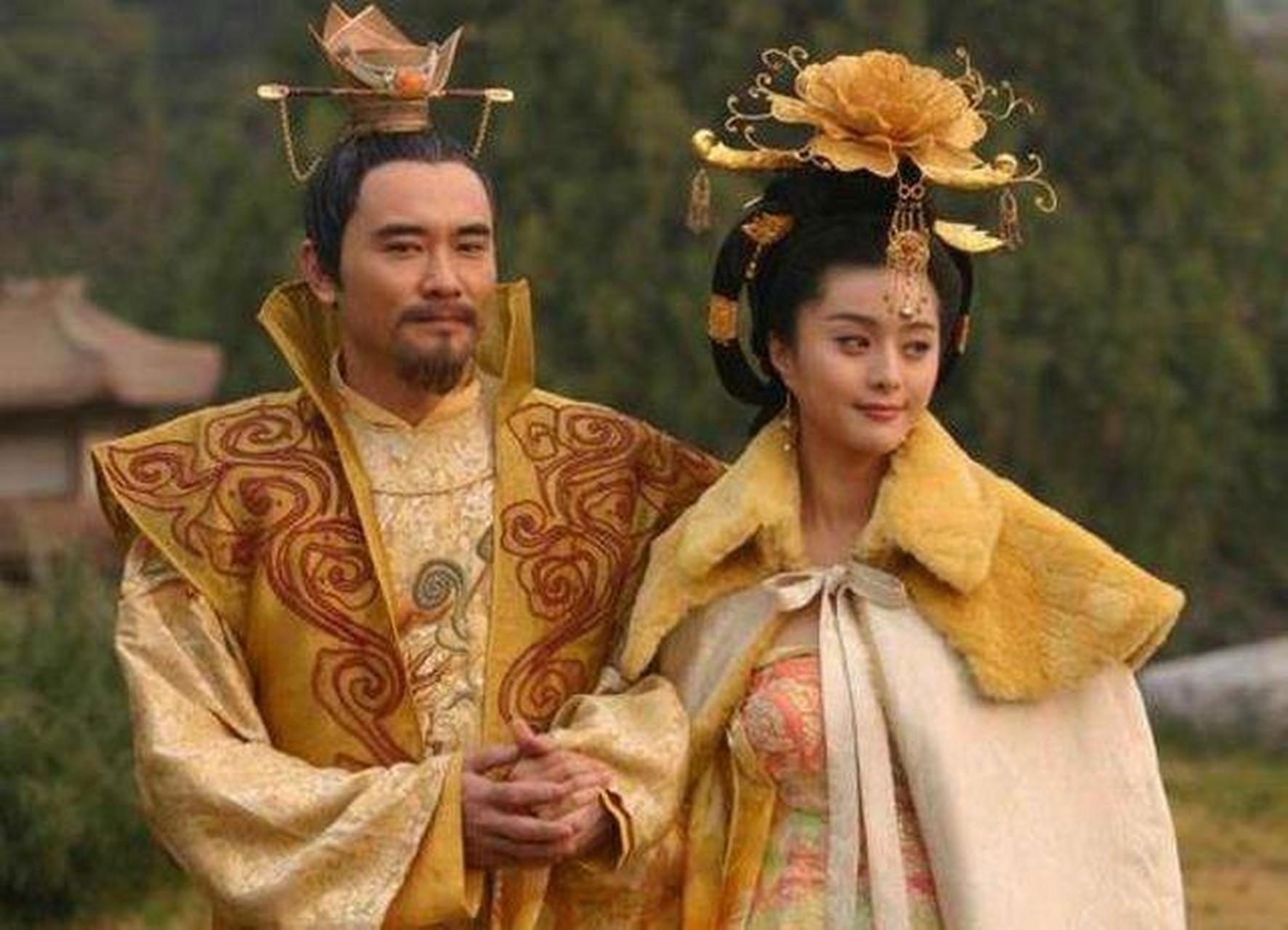 公元751年正月,32岁的杨贵妃亲自给大胖子安禄山洗澡,唐玄宗路过后