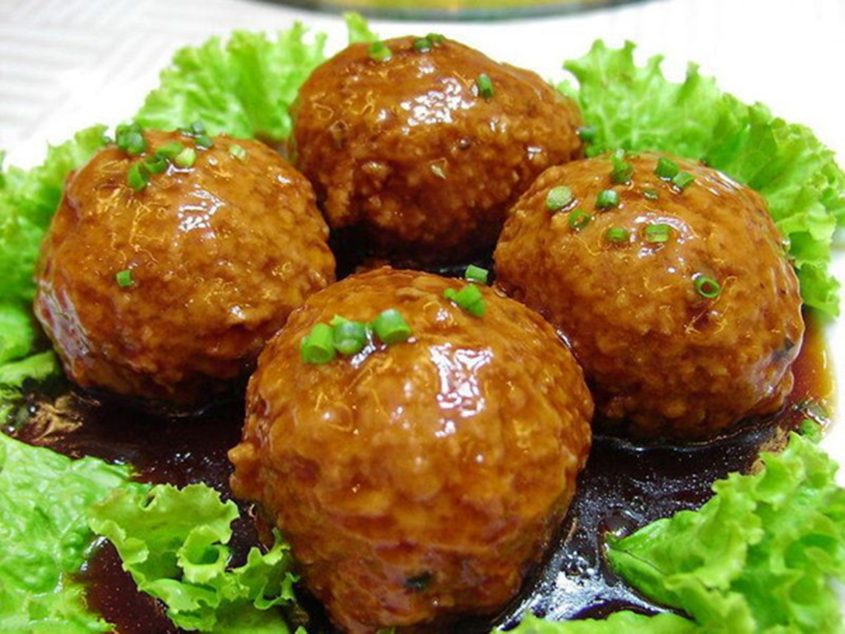 制作一道美味的红烧狮子头,我们需要准备一些必要的食材和材料.