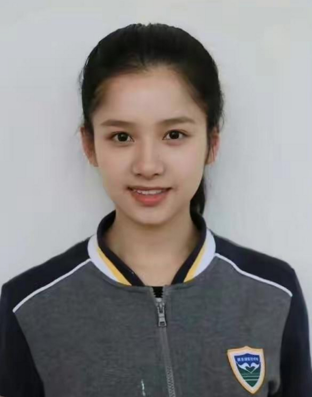 张婧仪高中时期旧照曝光,素颜五官精致清纯干净,看得出来,是纯天然的!