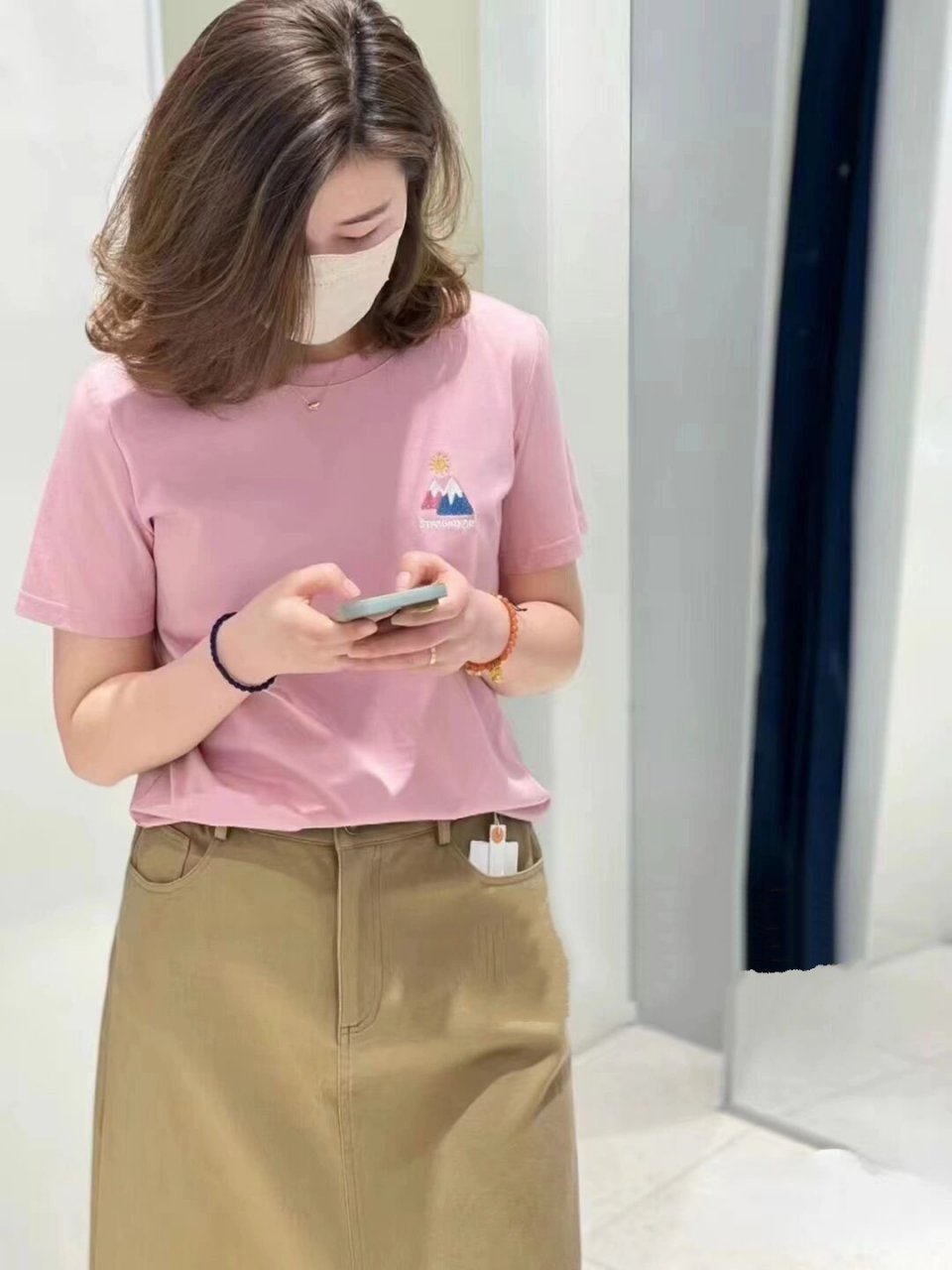 卡其色半裙搭配粉色t恤	 "我把喜欢 写在风里 从此整个世界都是你