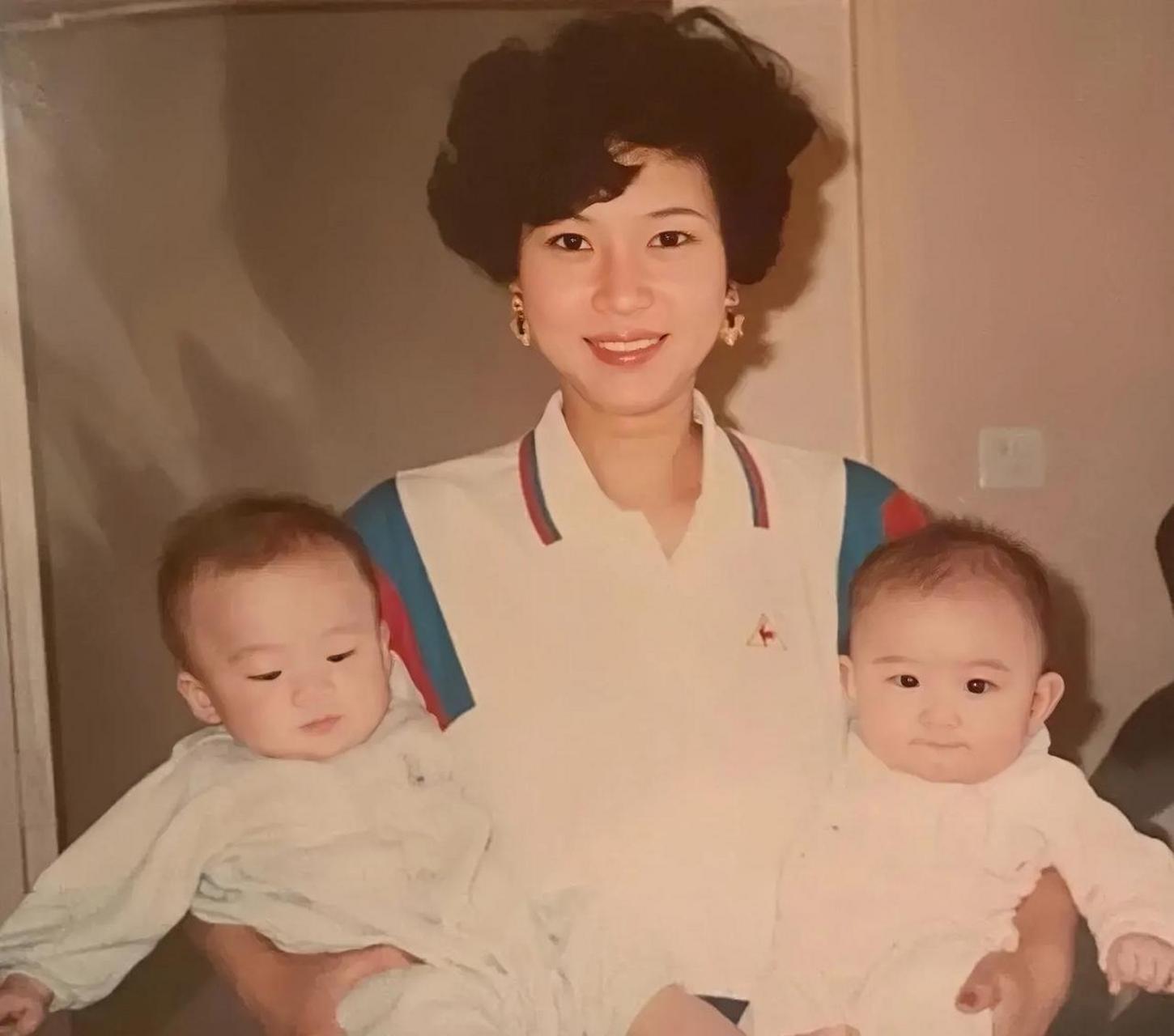 小时候的何超莲和她的双胞胎哥哥何猷启,从小到大的都是纯天然的大