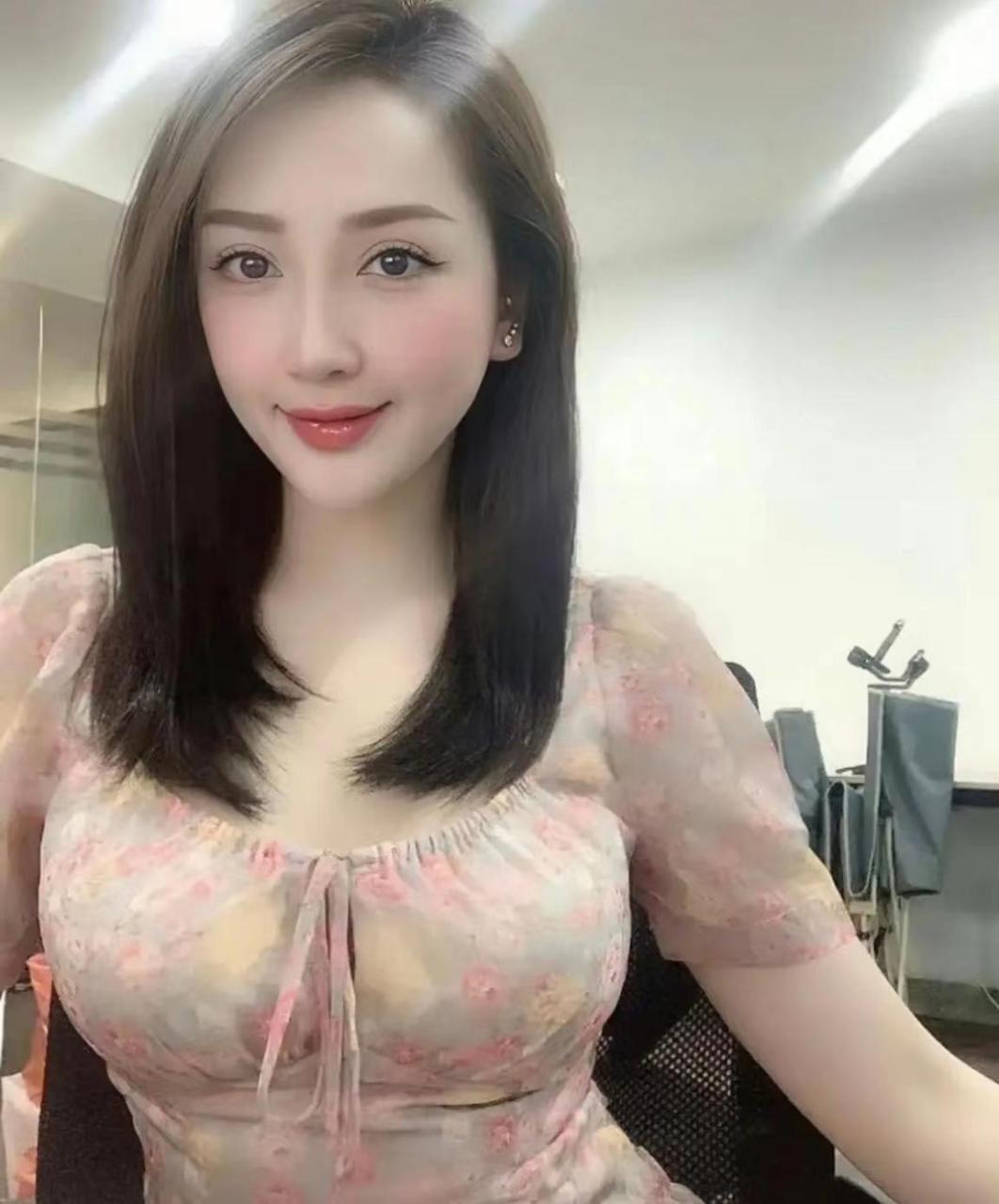 公司新来的总经理秘书,真好看.