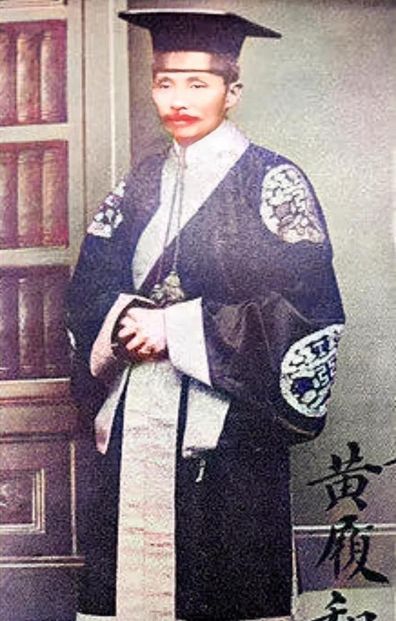 领动计划# 1915年,身着"洪宪朝服"的官员,时任外交部礼宾司司长黄履