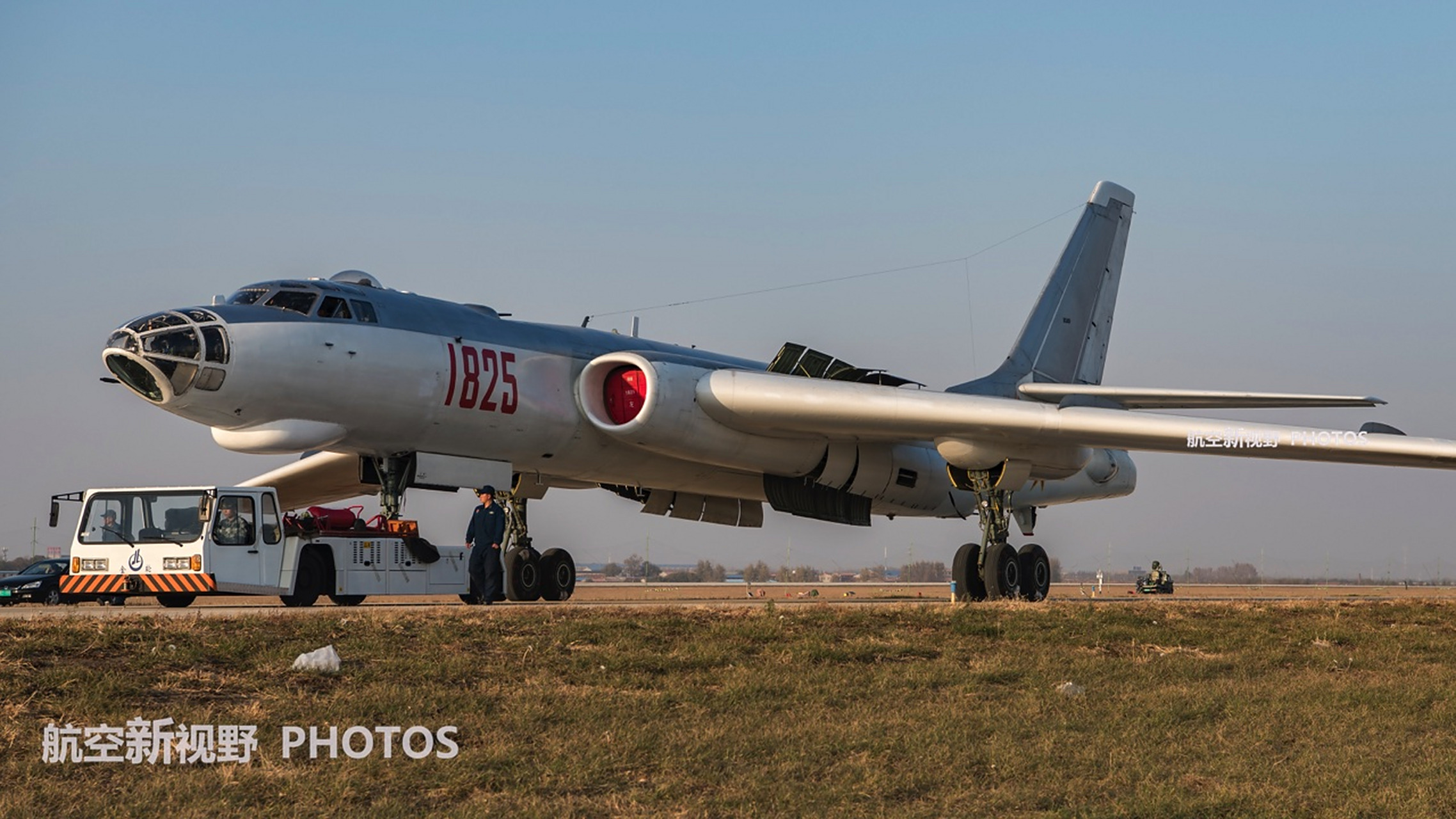 我国空军某部装备的轰-6轰炸机,在电视上感觉不出国产轰炸机有多大,近