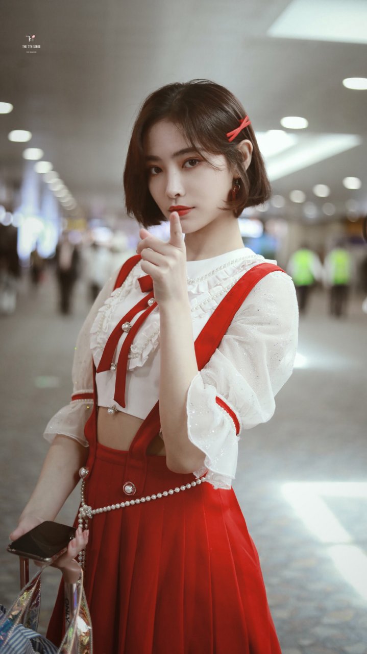 明星# 参加活动的许佳琪生图,黑色露背裙装,状态好美啊!