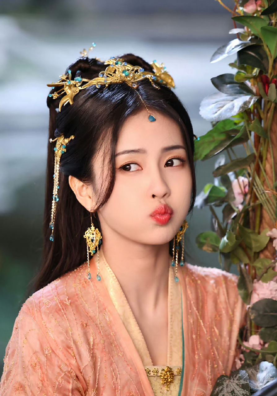 白鹿发文称已集齐人 仙 妖 魔四个爹爹!