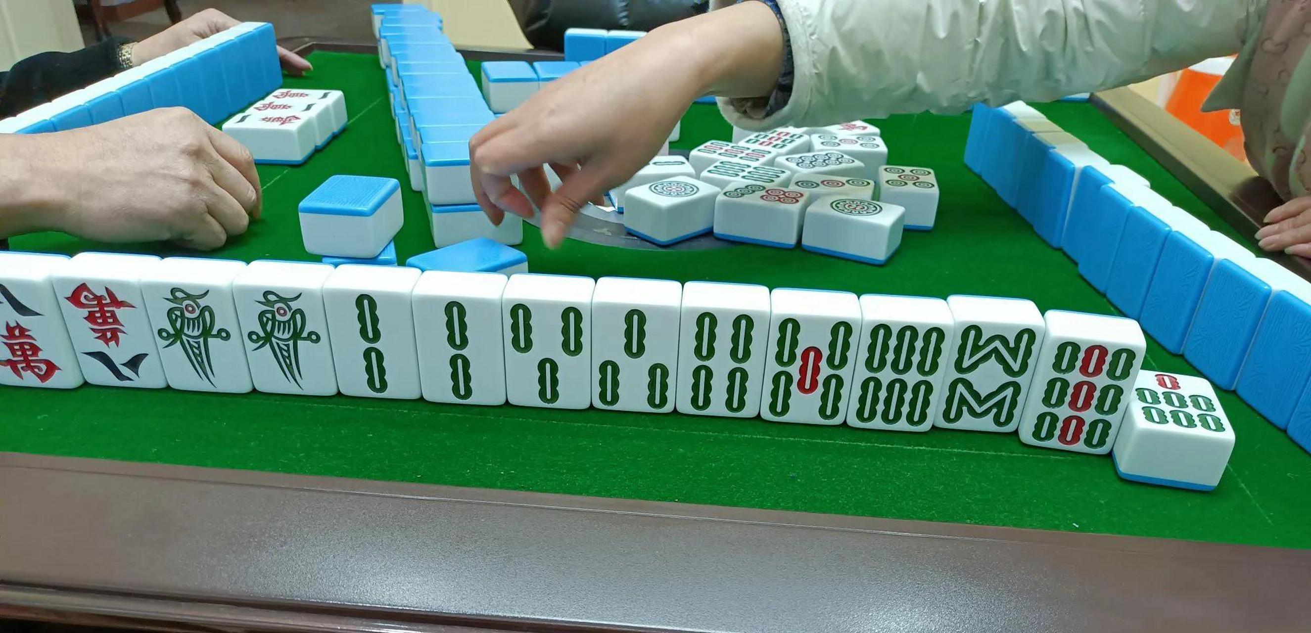 麻友们忽悠说,拿到天胡要打出去,不然以后打麻将要输安逸.我信以为真.