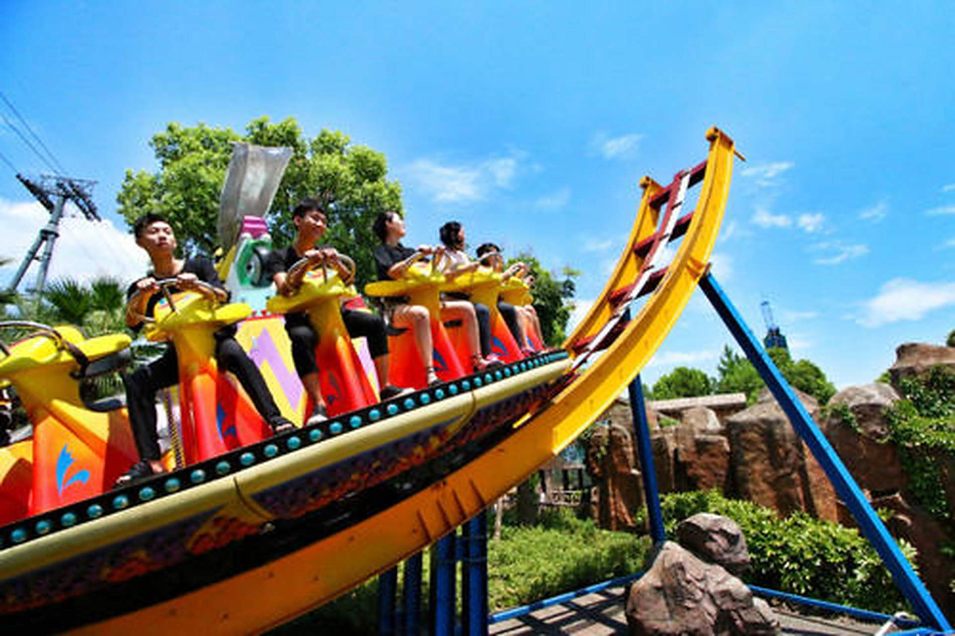 宋城的杭州乐园,围绕杭州的历史而展开的主要讲的是吴越争霸西施范蠡