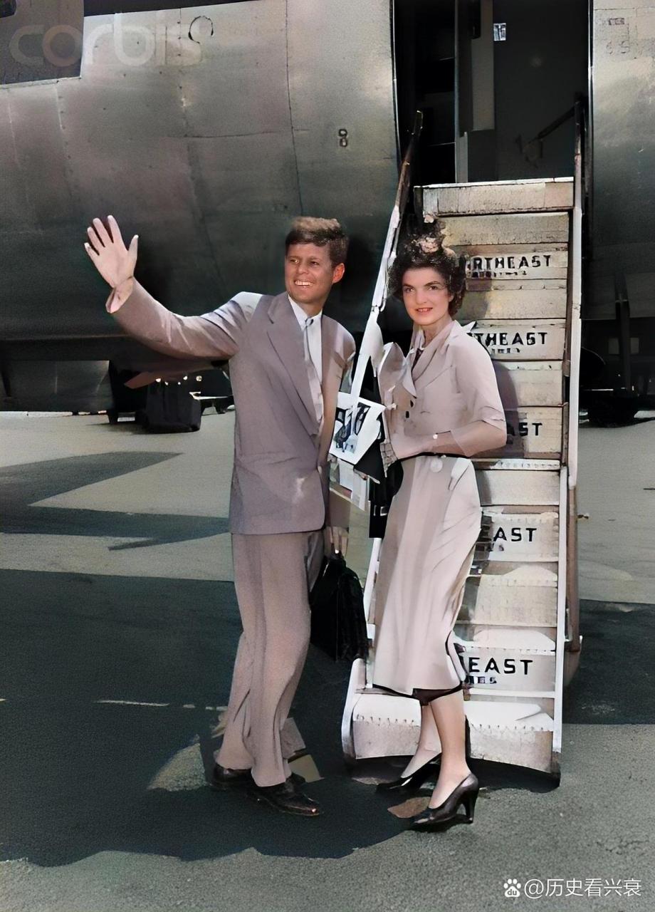 奎琳与她的第二任丈夫,希腊船王亚里士多德·奥纳西斯游玩时的合影.