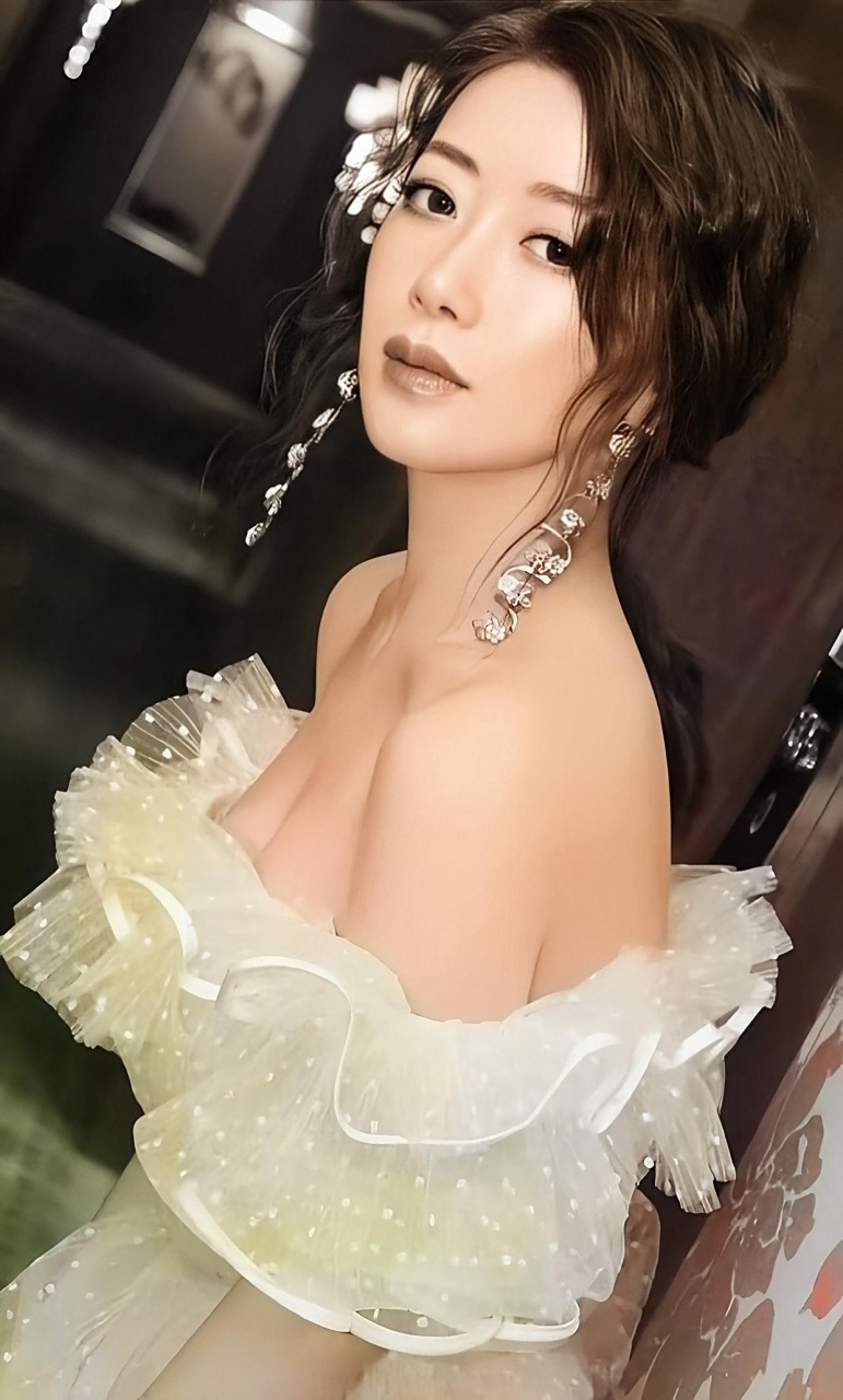 陈紫函的薄纱裙优雅而性感!她的气质甜美,温柔,美丽,青春.