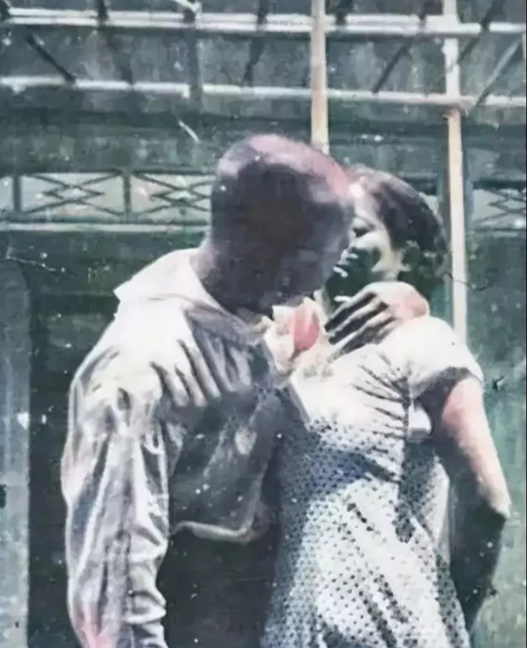 这是一张1938年上海拍摄的照片,记录了一名抗日女战士被日寇俘虏后的