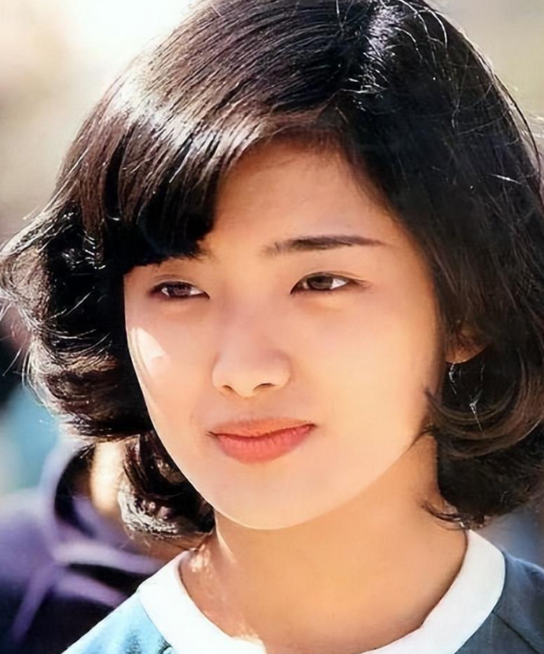 63岁的山口百惠时常被人拍到,穿着普通的衣服,挎着小包包,去买菜的