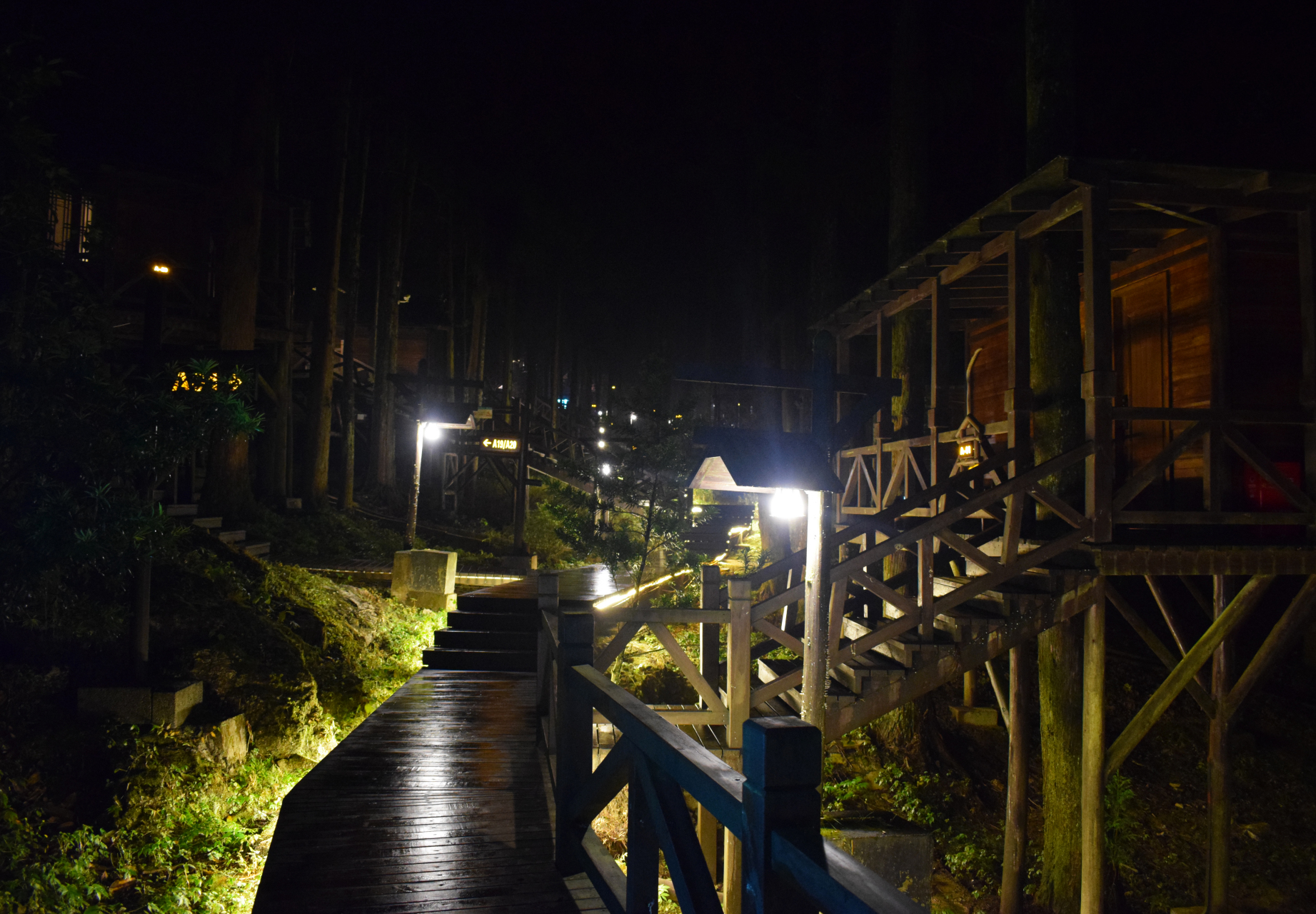 深秋的夜晚,坪壩營星空閃爍,月光灑在靜寂的田野上,投下斑駁的影子.