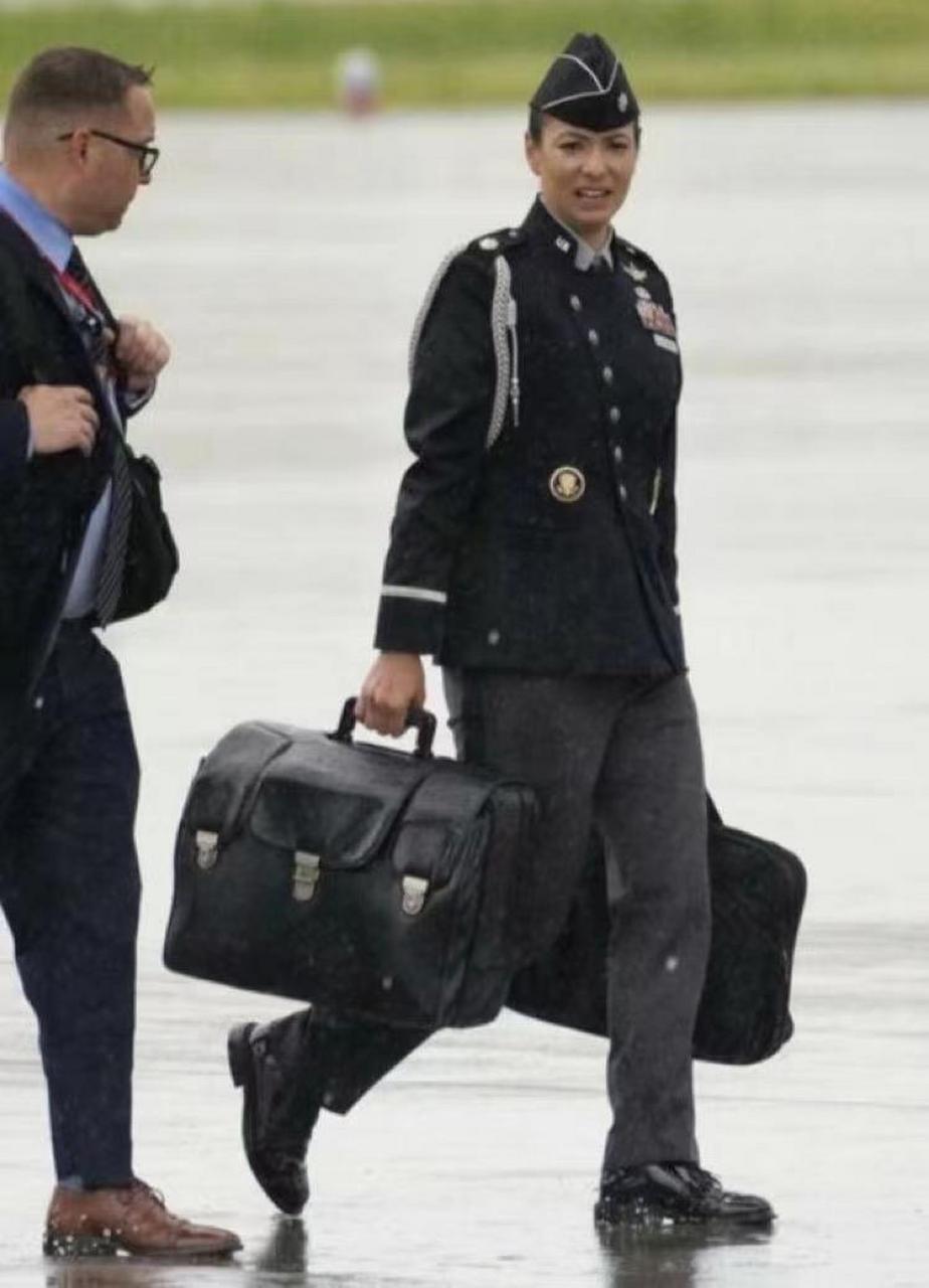 美国总统拜登携带核武器按钮手提包抵达广岛,准备参加g7峰会.