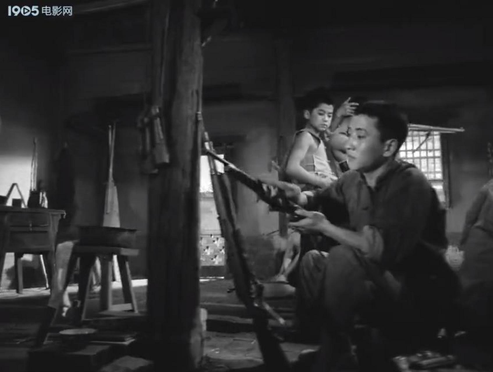 [难忘老电影经典片段]《小兵张嘎》中,罗金保将嘎子带人队部后,他看到