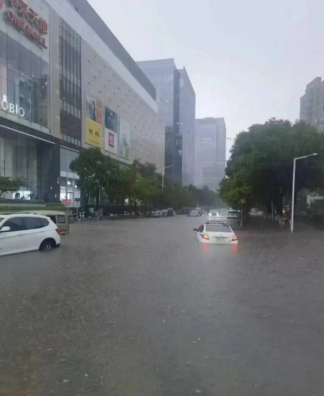 据报道,7月19日江苏南京发生暴雨,三名男子在雨花台区西善桥入涵洞