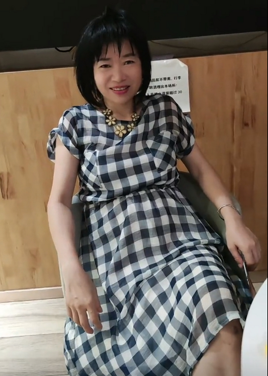 深圳流浪女"红姐"被传怀孕了,她的肚子微微隆起,还和男朋友休恩爱.