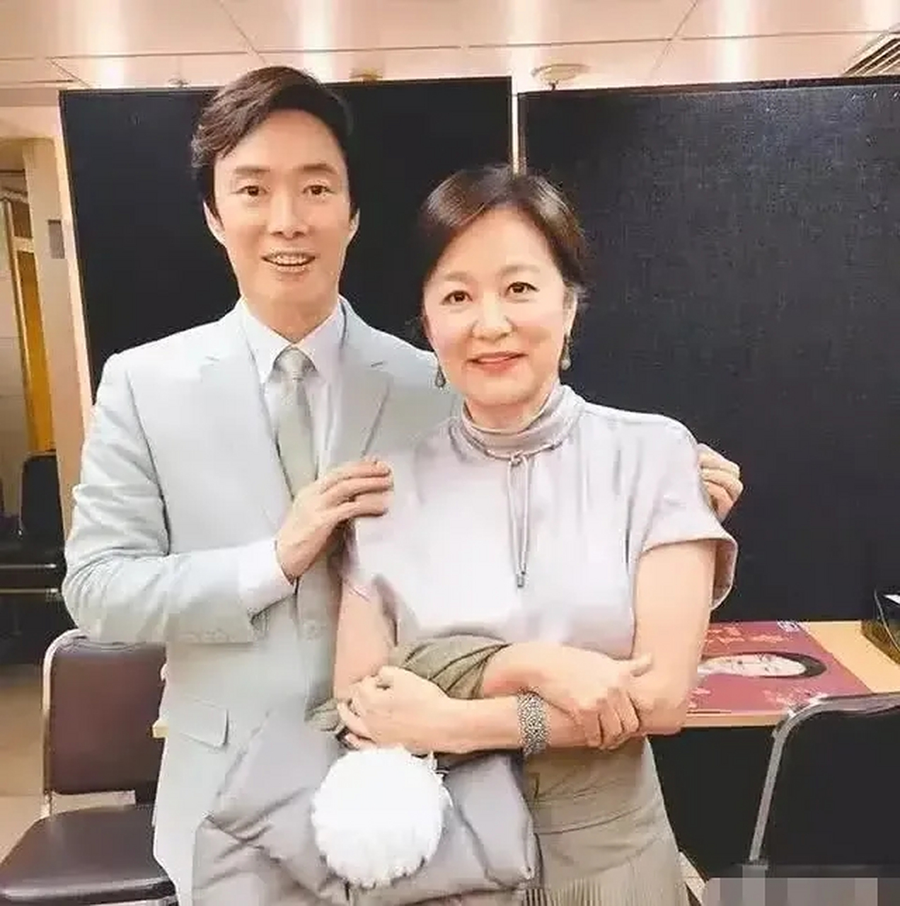 费玉清和安井千惠订婚后去日本小住,晚上安井千惠气呼呼地跟他说:玉清