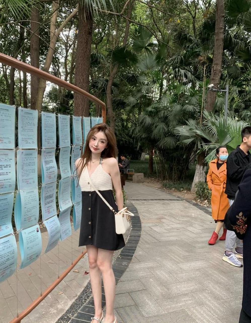 美女覃美莹去成都旅游也不忘拍照,真好看