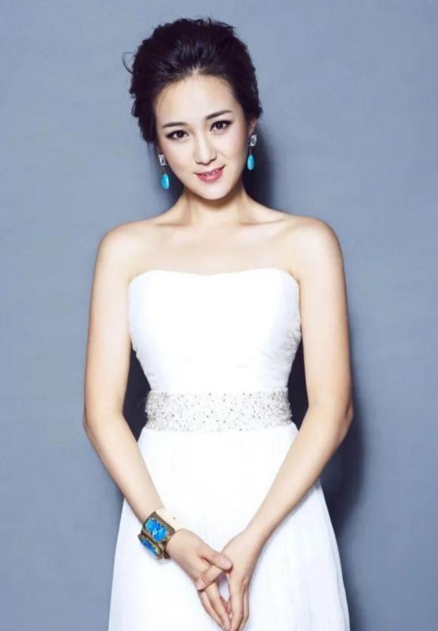 美女歌手龙梅子