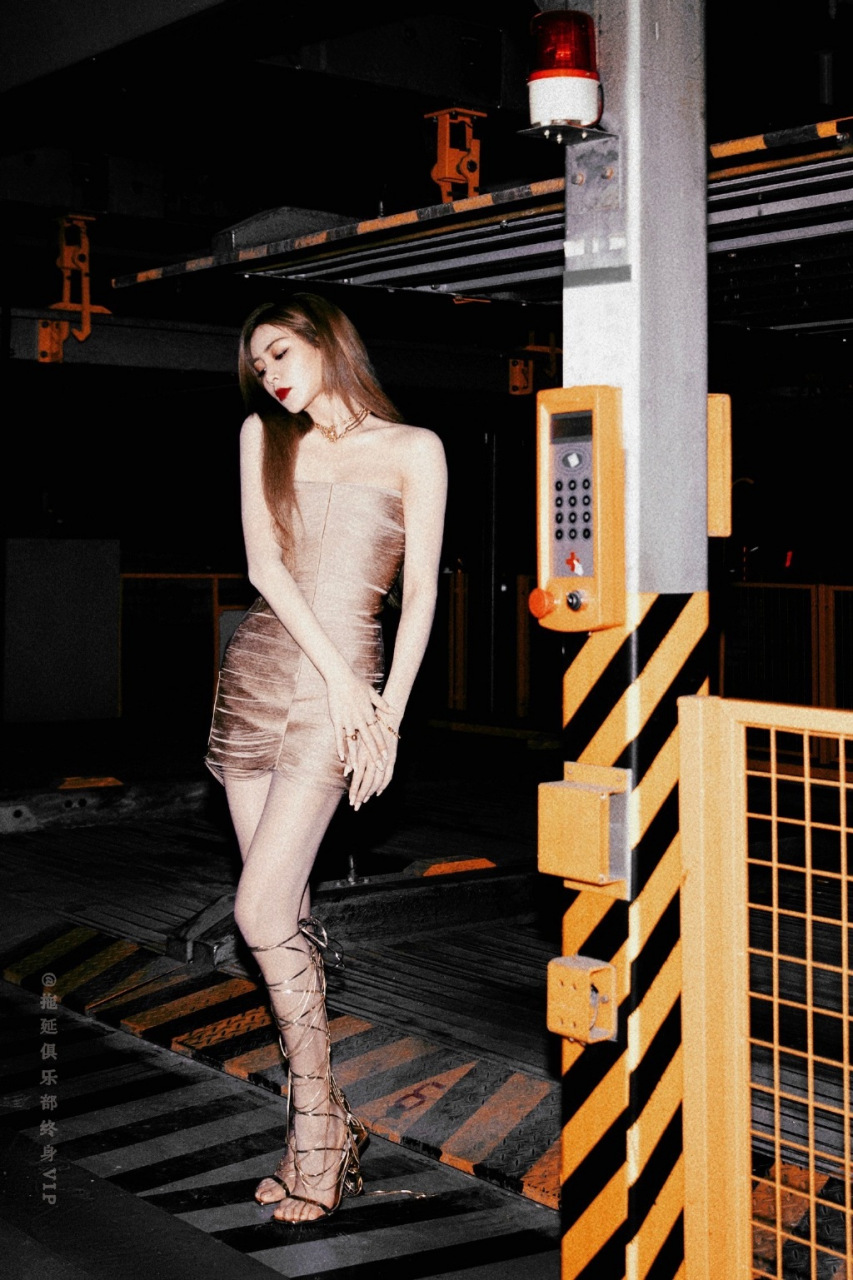 谢可寅天赐的声音舞台太棒了,她的声线,自带乐器,自带鼓点的那种呼吸