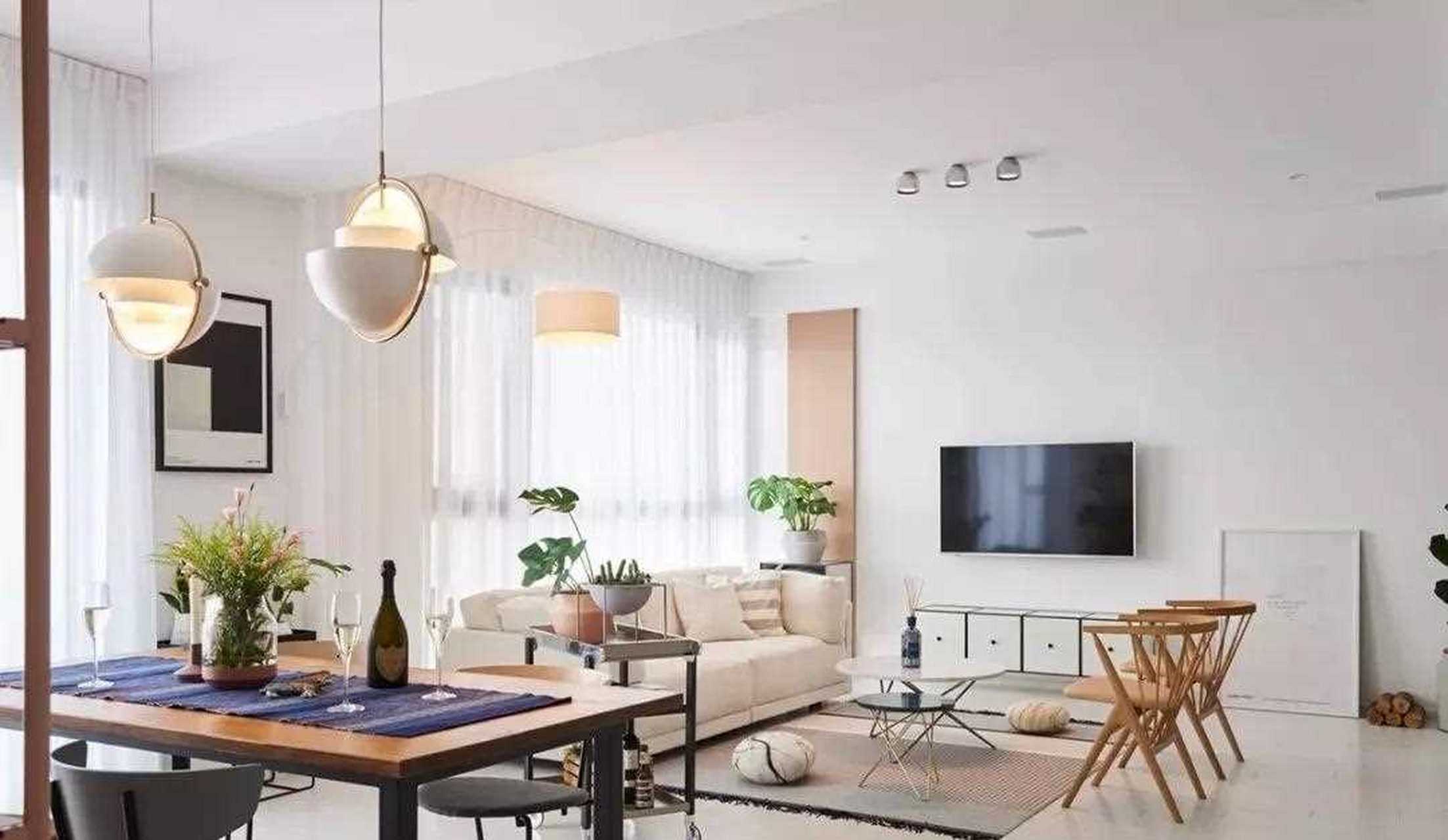 ①客厅;采用木材夹板,四周做吊顶,中间不做.