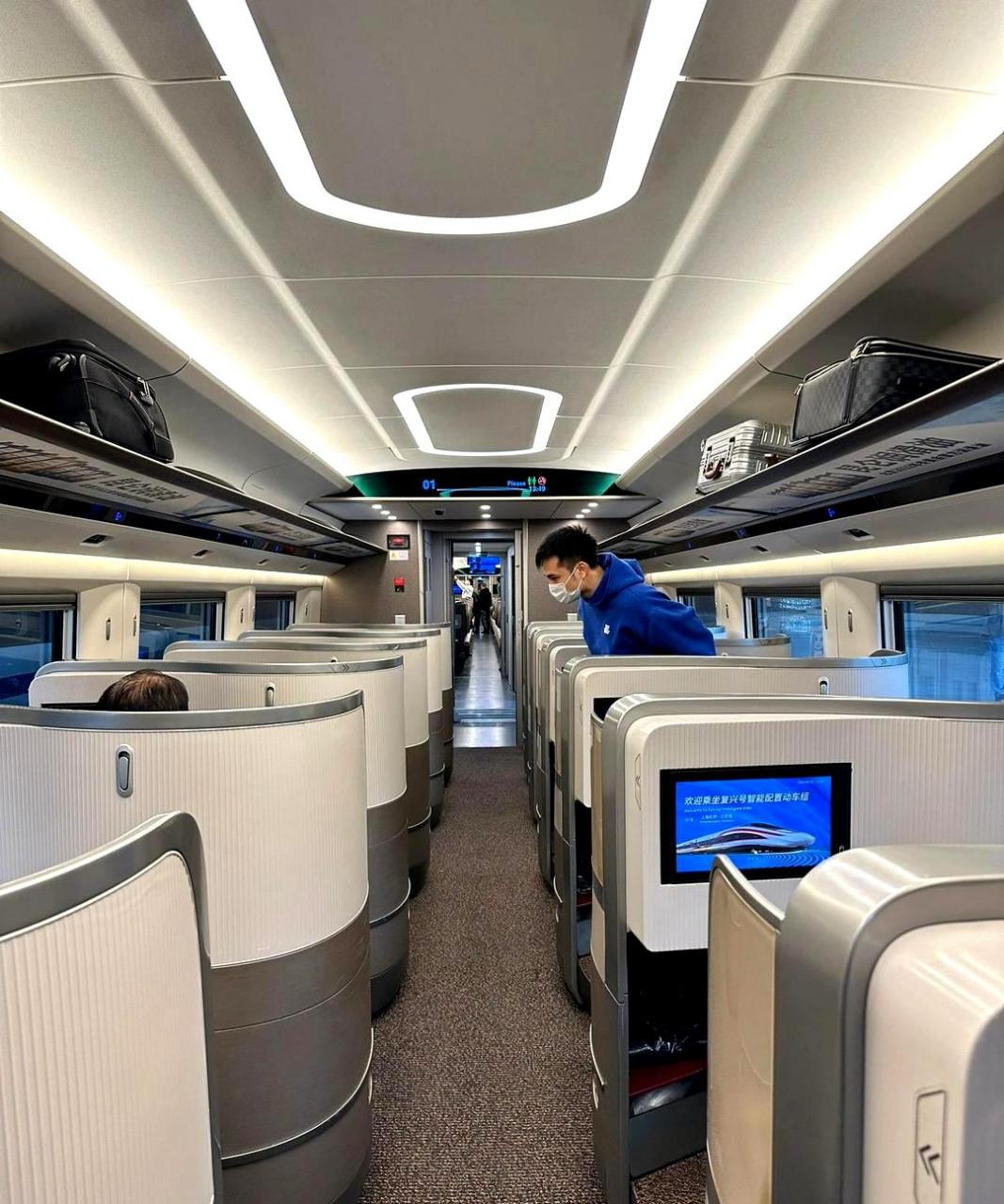 我终于成功坐上了智能动车的商务座,这个圆形弧度的座位.