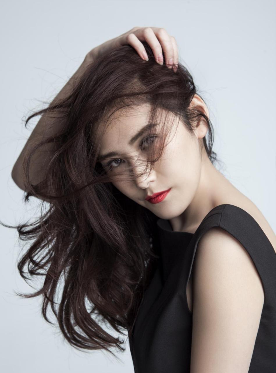 高可儿曝光一组时尚写真,她身穿黑色短款连衣裙搭配披肩长发,尽显大气