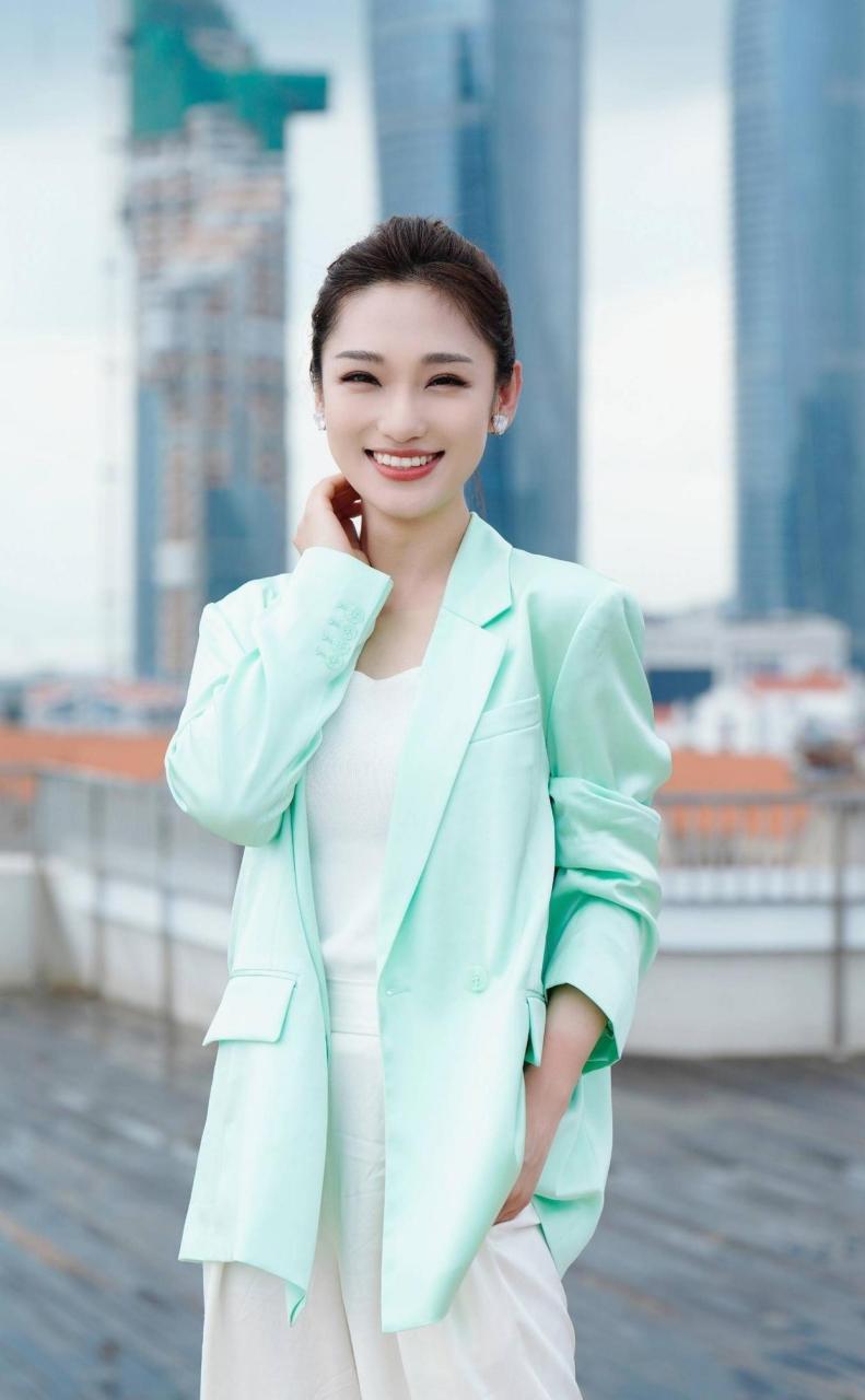 笑容甜美又知性优雅的主持人蓝羽