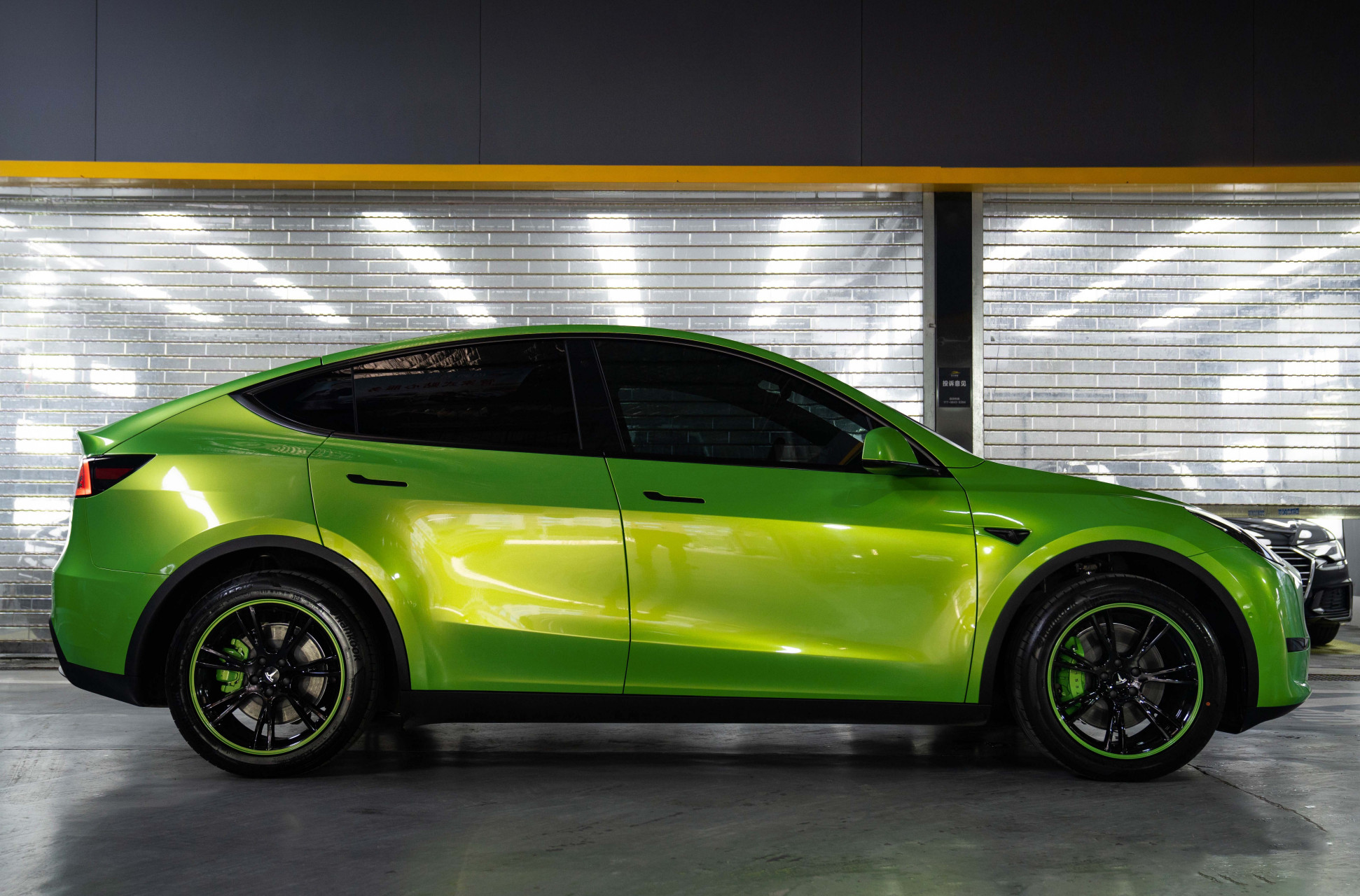 请看! 本台特斯拉modely改色纽北赛道绿,运动且明亮,做街上最靓的仔!