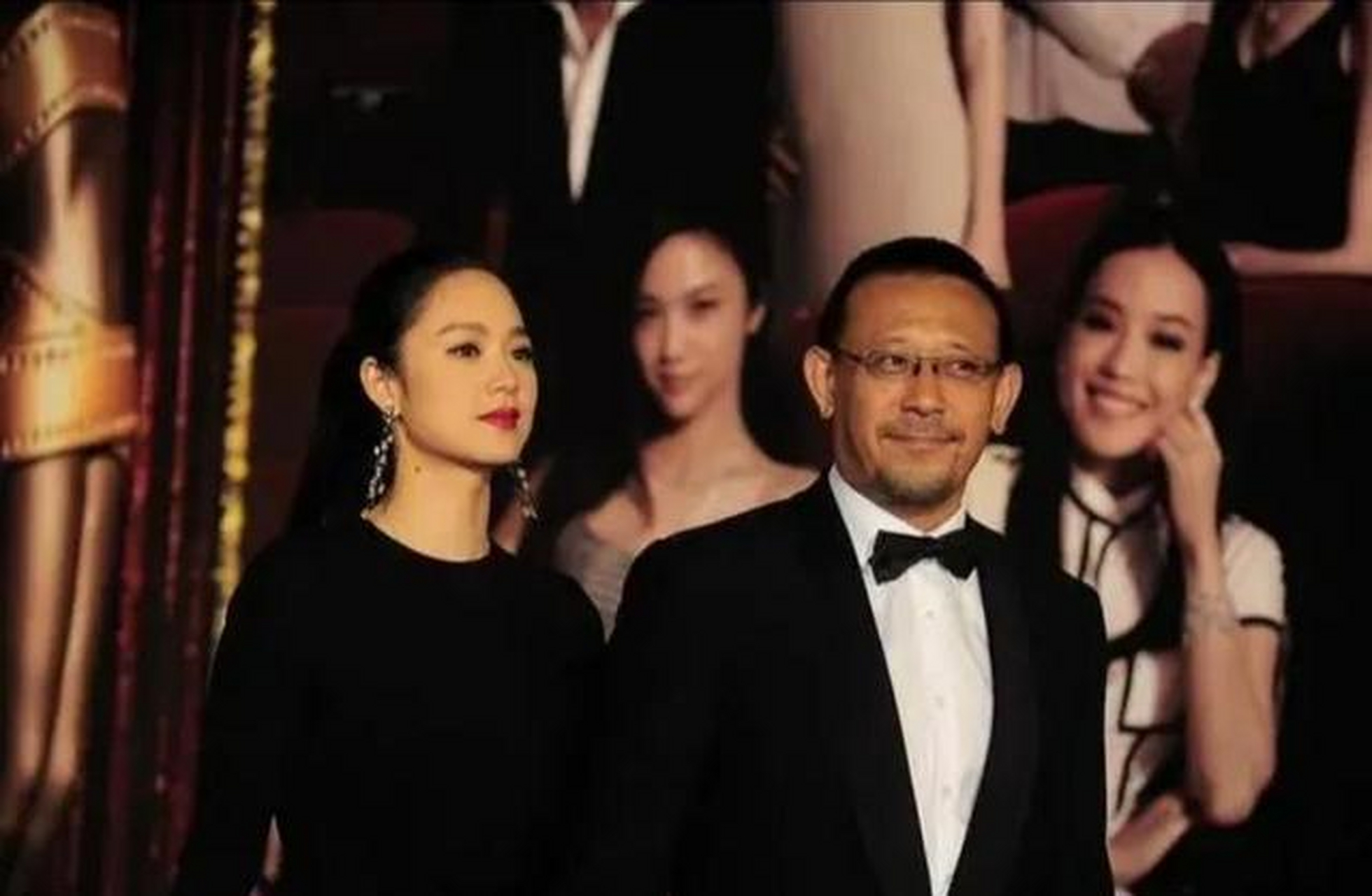 姜文周韵每次出席活动恩爱牵手,周韵像个小女生一样甜美可人