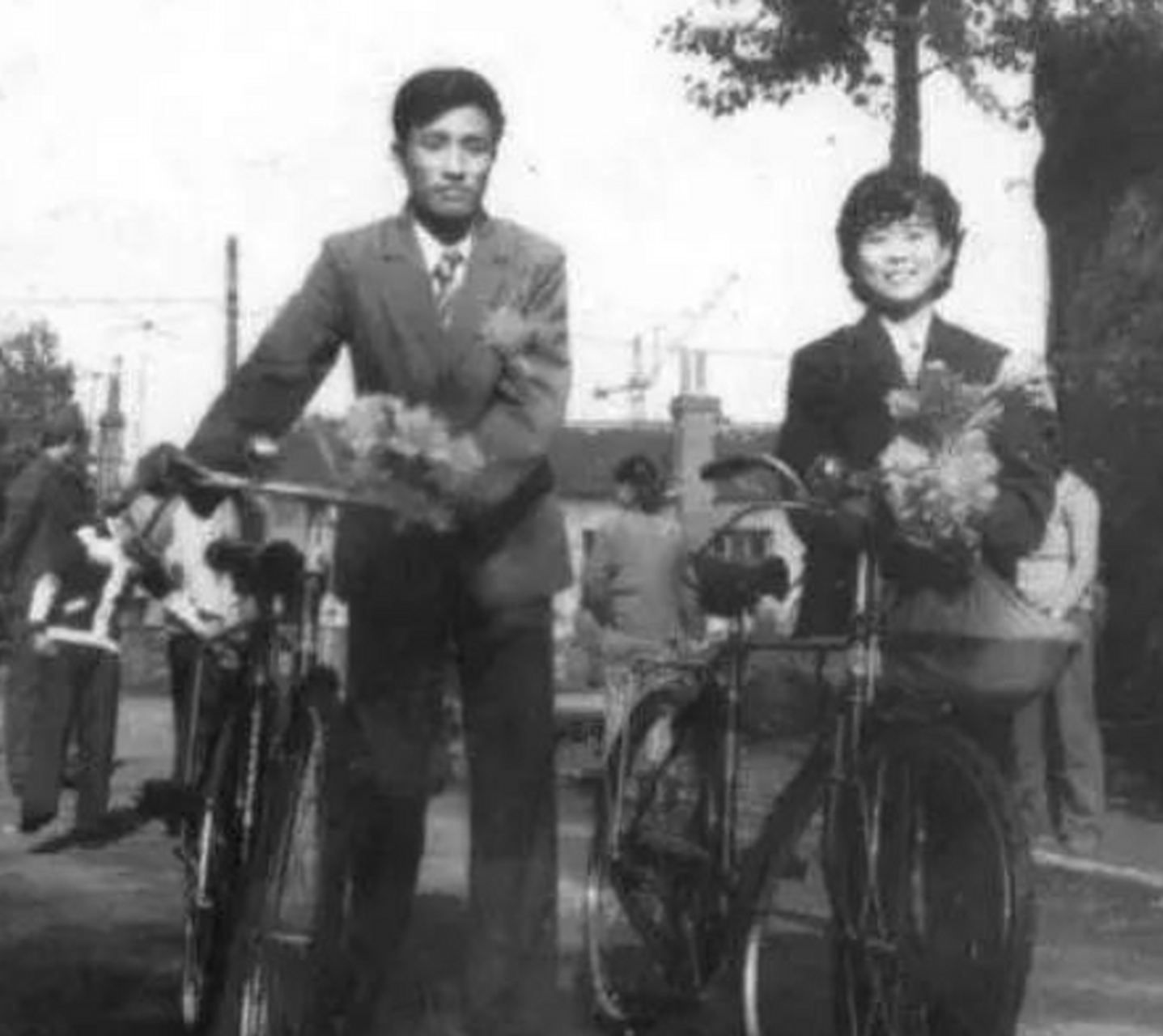 70年代老照片:结婚不要房和车,最后一张"三转一响"结婚四件套.