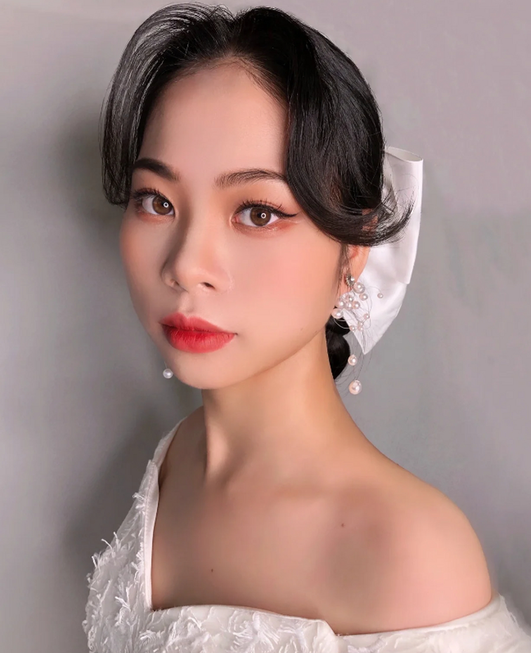 梨形脸是一种常见的面部形状,它的特点是额头较窄,颧骨较宽,下颌线条