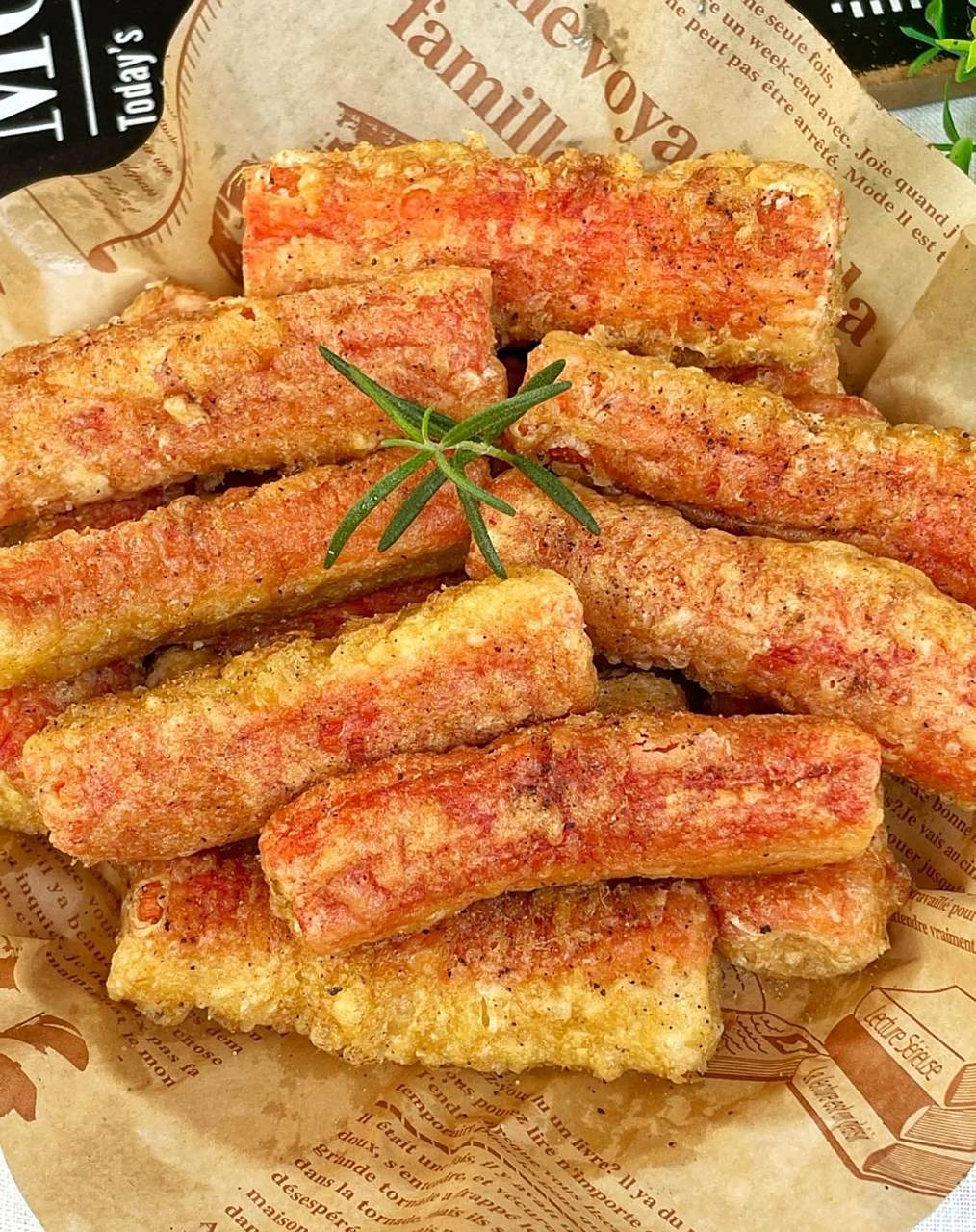 香酥炸蟹肉棒! 秘?食材: 蟹肉棒,鸡蛋2个,椒盐,淀粉 ?做法: 1?