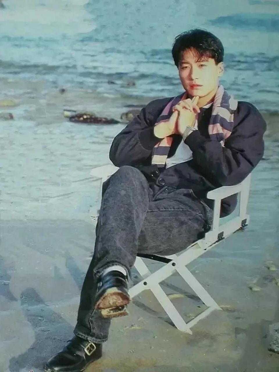 90年代的照片里,年轻的黎明坐在海边一把椅子上,静静地凝望着远方