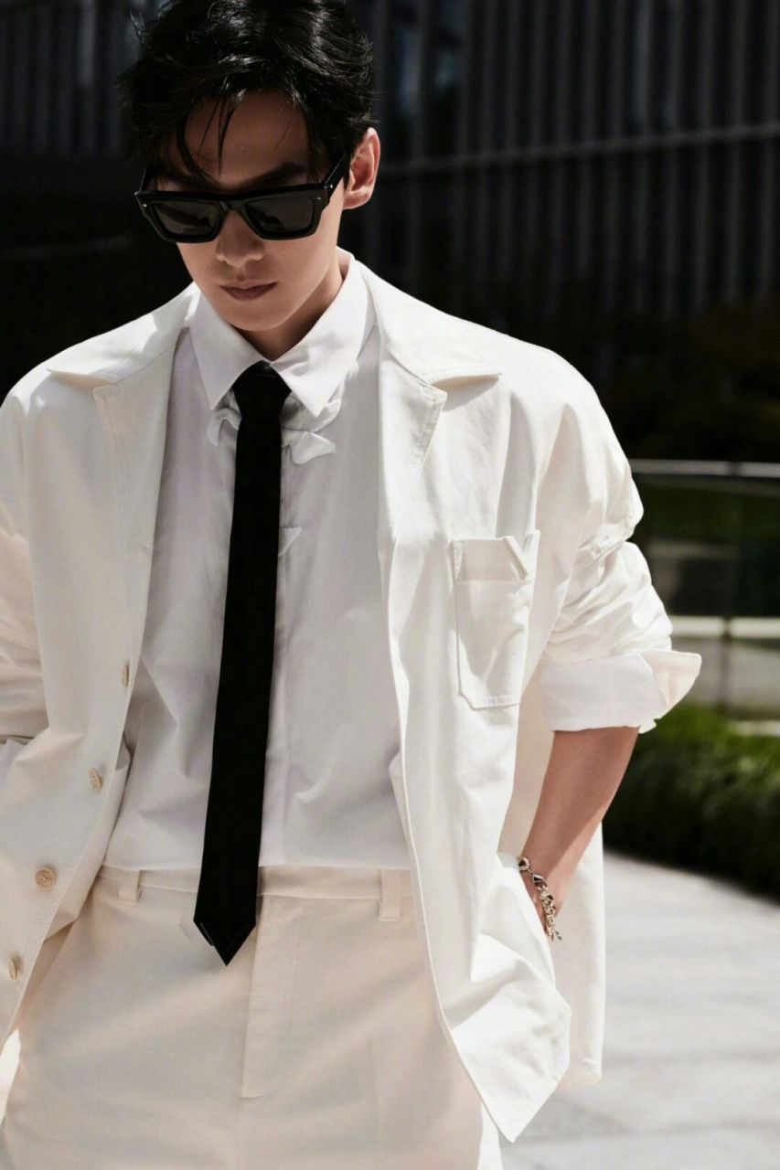 杨洋气场超强穿衣 上海活动现场!全白look帅气无法挡!