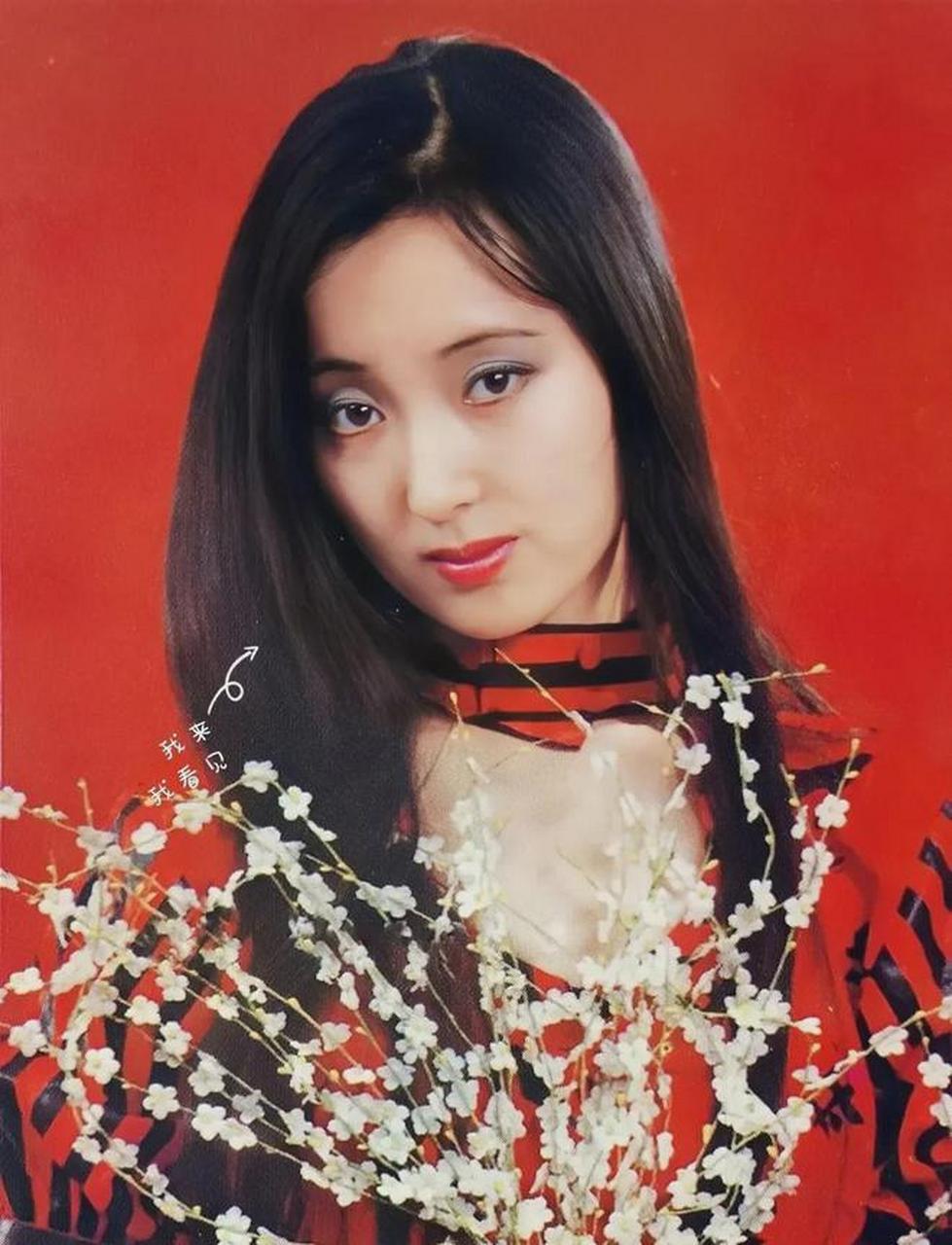 在上个世纪80年代,陈晓旭的几张艺术照中,她展现出了一种特别素洁淡雅