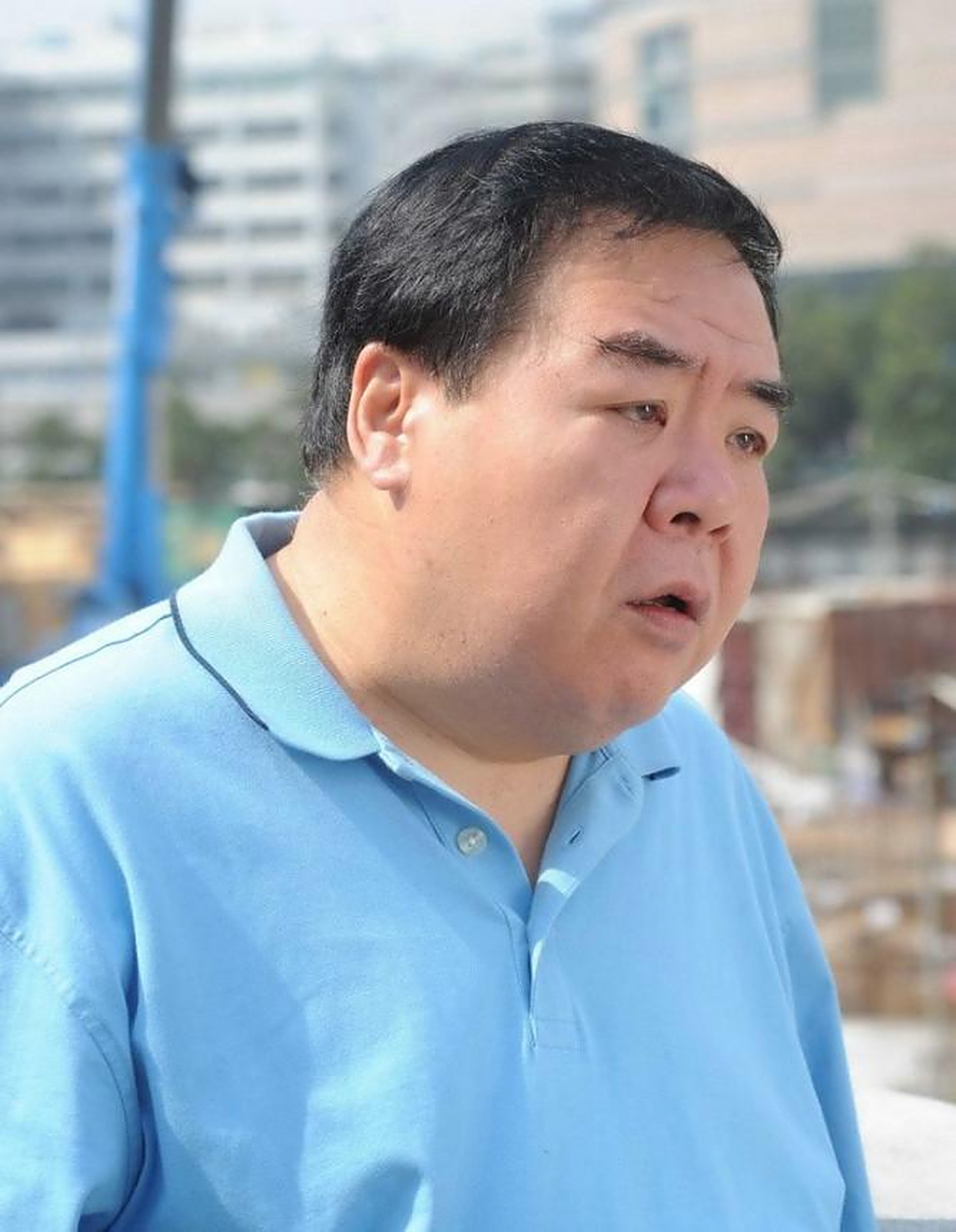 1993年,郑则仕公司破产欠下8000万外债,走投无路时